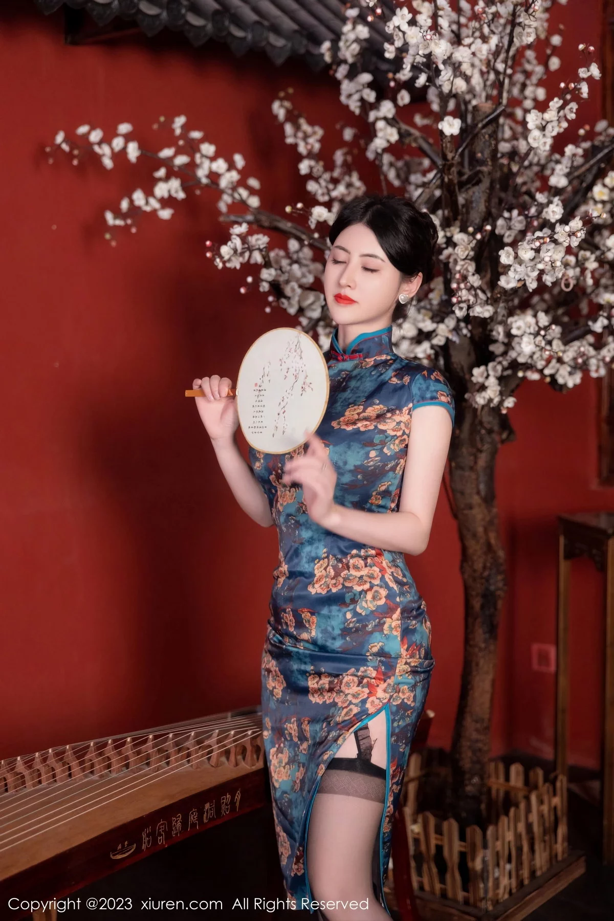 XiuRen第7051期_模特诗诗kiki脱蓝色图纹旗袍露黑色蕾丝内衣配黑丝吊袜诱惑写真82P