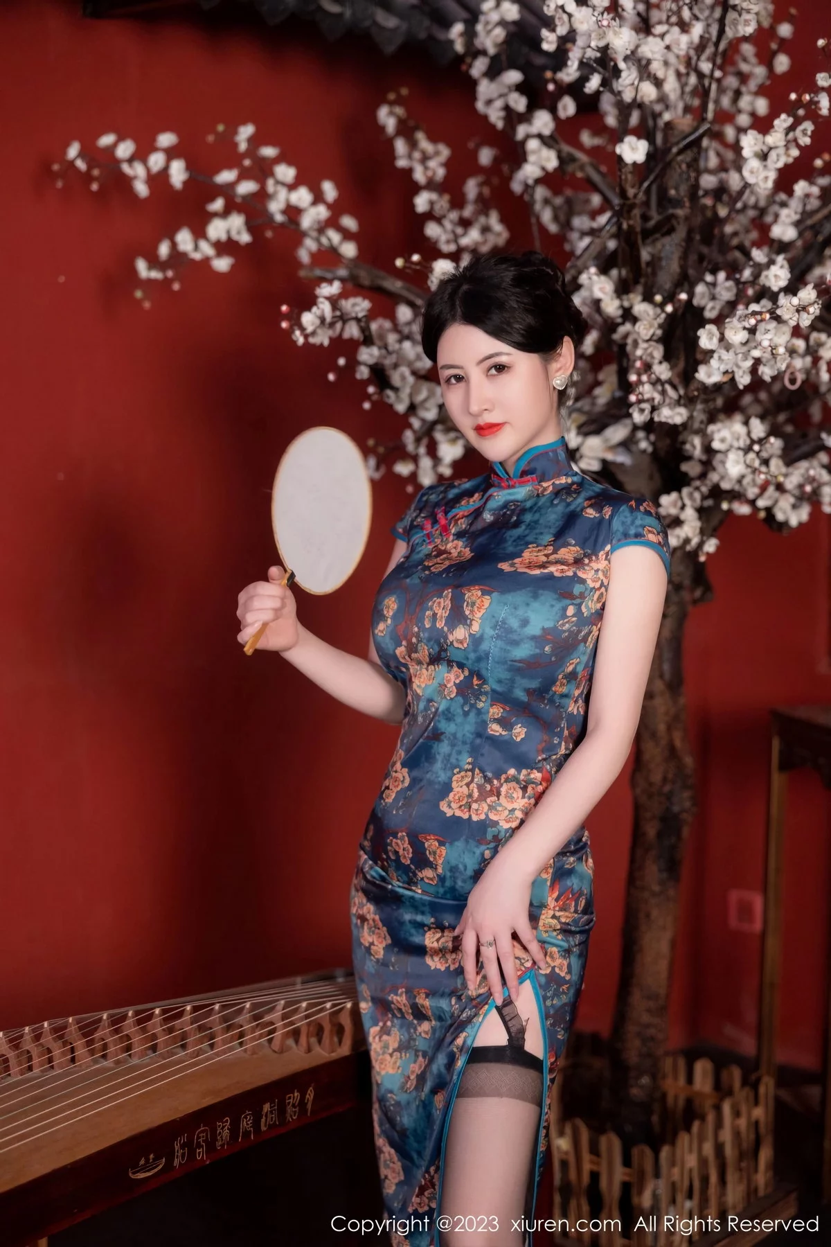 XiuRen第7051期_模特诗诗kiki脱蓝色图纹旗袍露黑色蕾丝内衣配黑丝吊袜诱惑写真82P