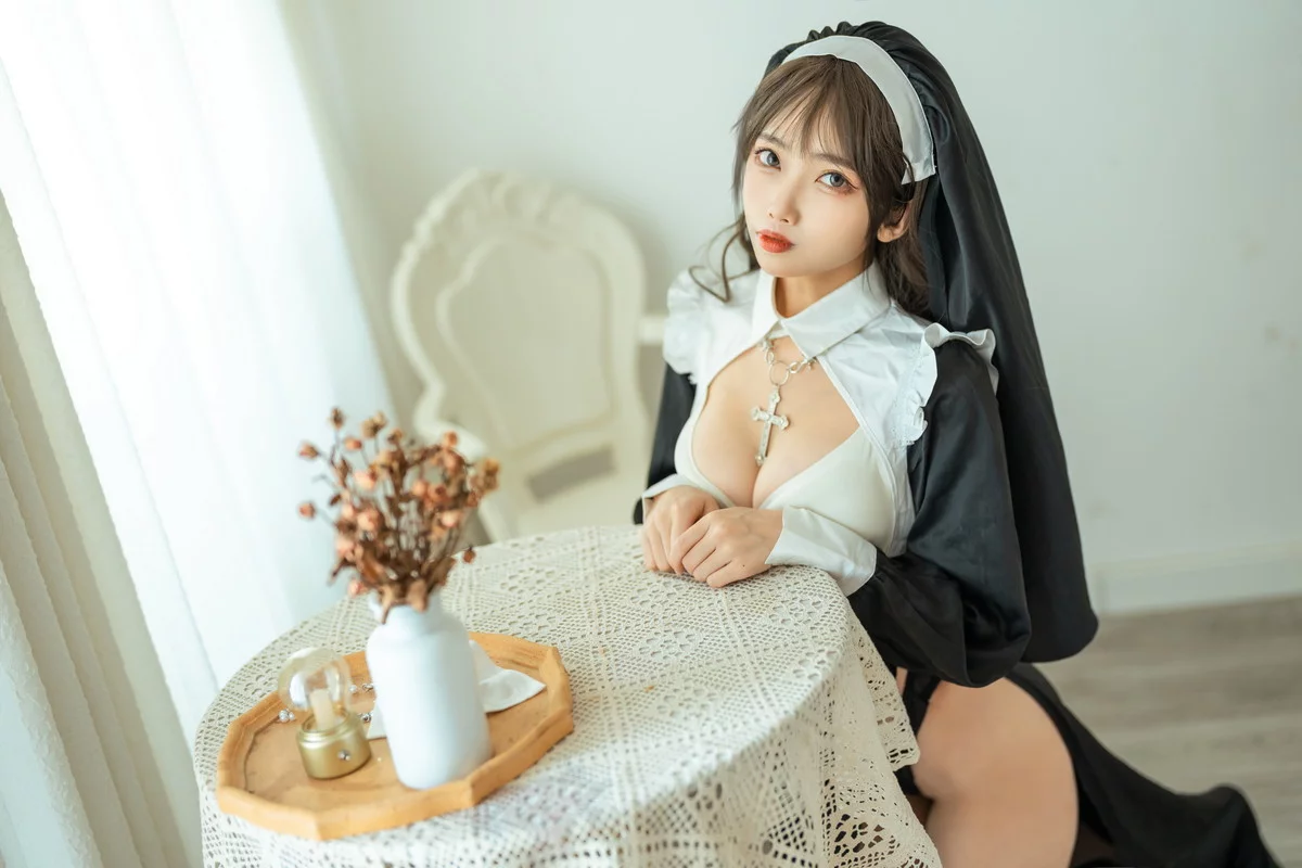 网络美女杏仁曲奇忏悔修女主题黑白修女服饰配白色蕾丝袜秀翘臀美腿诱惑写真45P