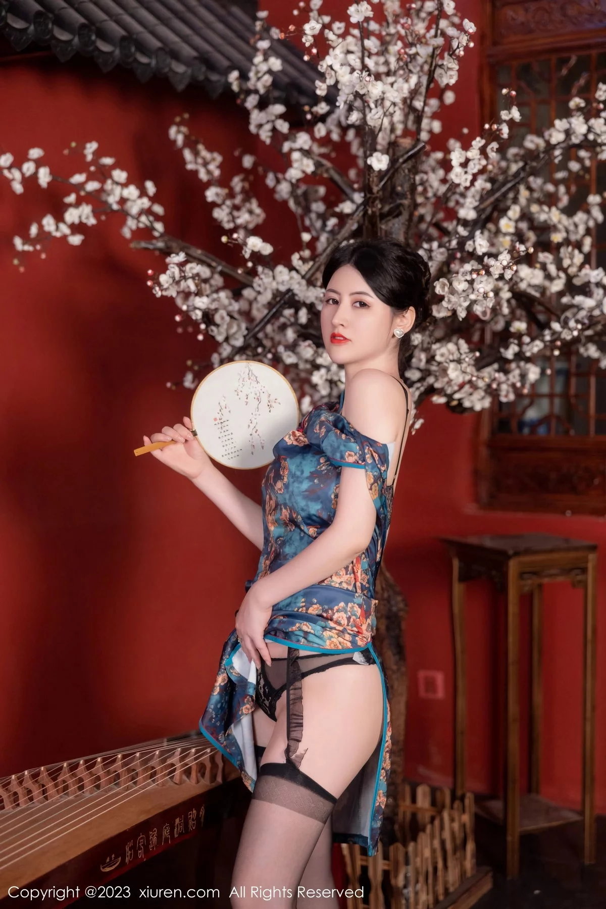 XiuRen第7051期_模特诗诗kiki脱蓝色图纹旗袍露黑色蕾丝内衣配黑丝吊袜诱惑写真82P