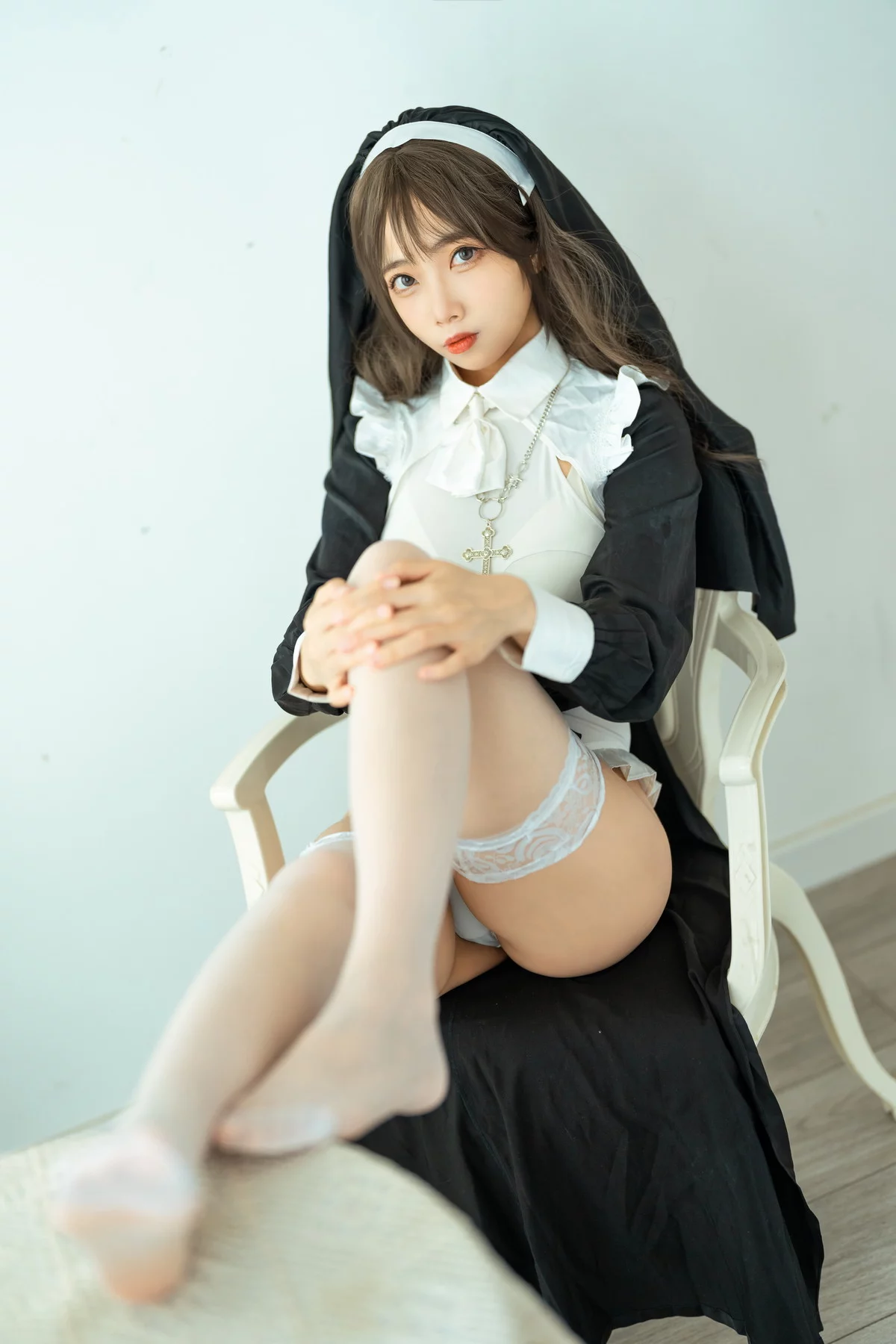 网络美女杏仁曲奇忏悔修女主题黑白修女服饰配白色蕾丝袜秀翘臀美腿诱惑写真45P