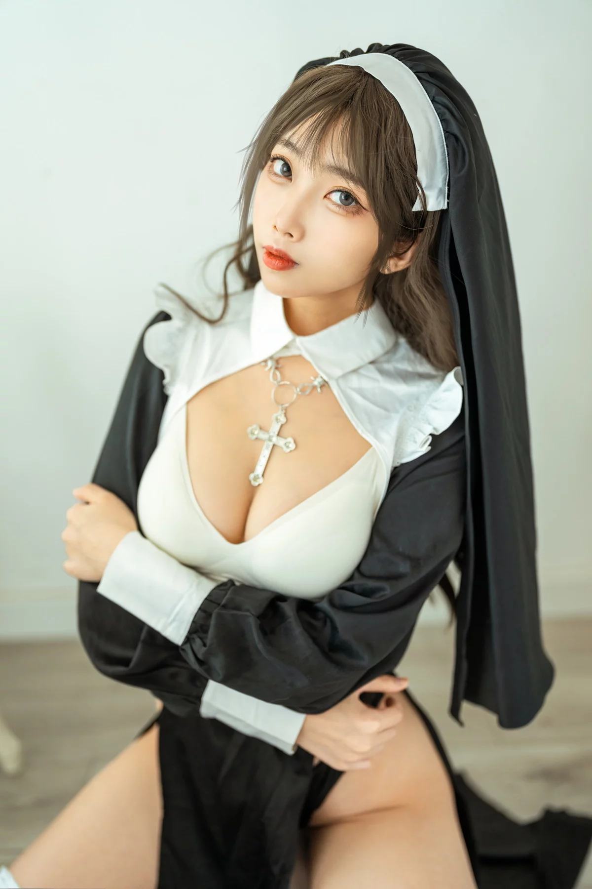 网络美女杏仁曲奇忏悔修女主题黑白修女服饰配白色蕾丝袜秀翘臀美腿诱惑写真45P