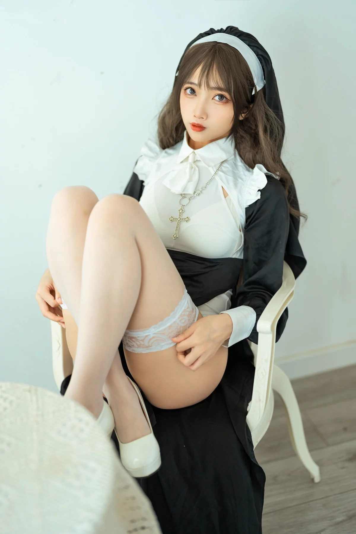 网络美女杏仁曲奇忏悔修女主题黑白修女服饰配白色蕾丝袜秀翘臀美腿诱惑写真45P