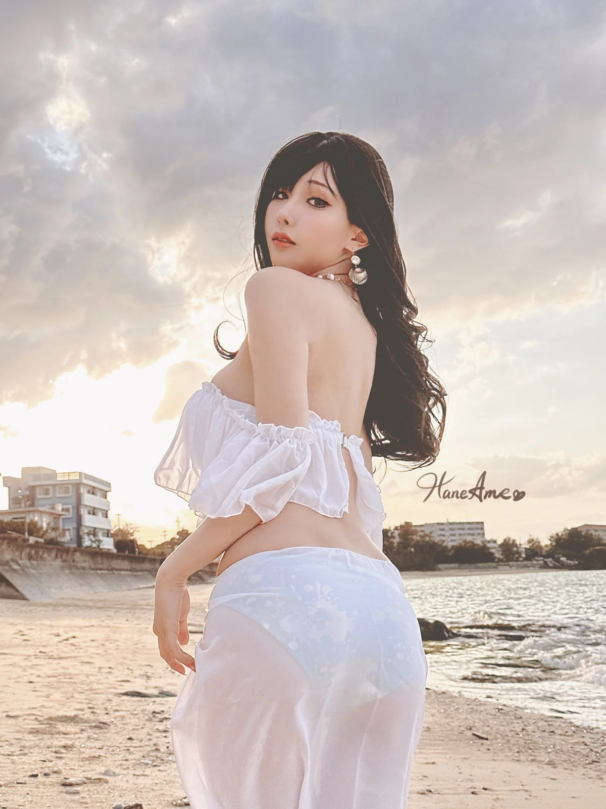 Coser美女雨波_HaneAme冲绳白沙之恋主题沙滩白色低胸服饰秀豪乳诱惑写真41P
