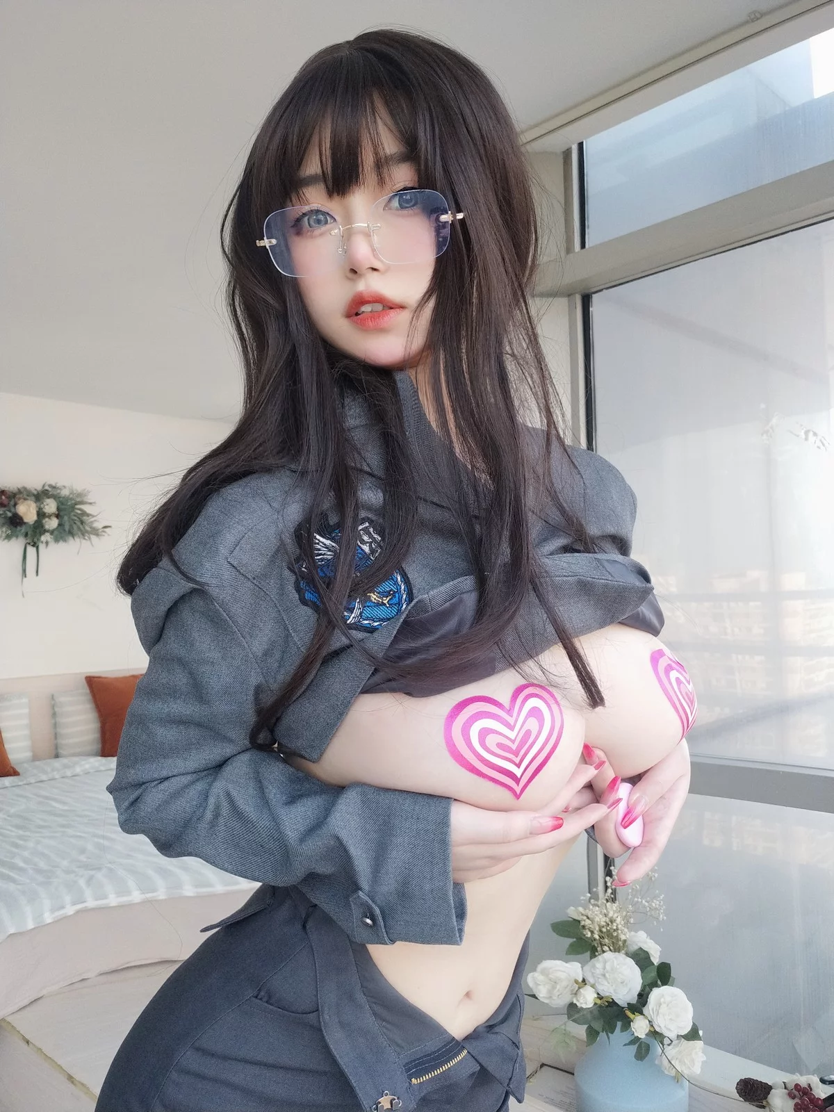 Coser妹子女主K沉默的学姐主题性感学生制服配超薄黑丝秀惹火身材诱惑写真102P