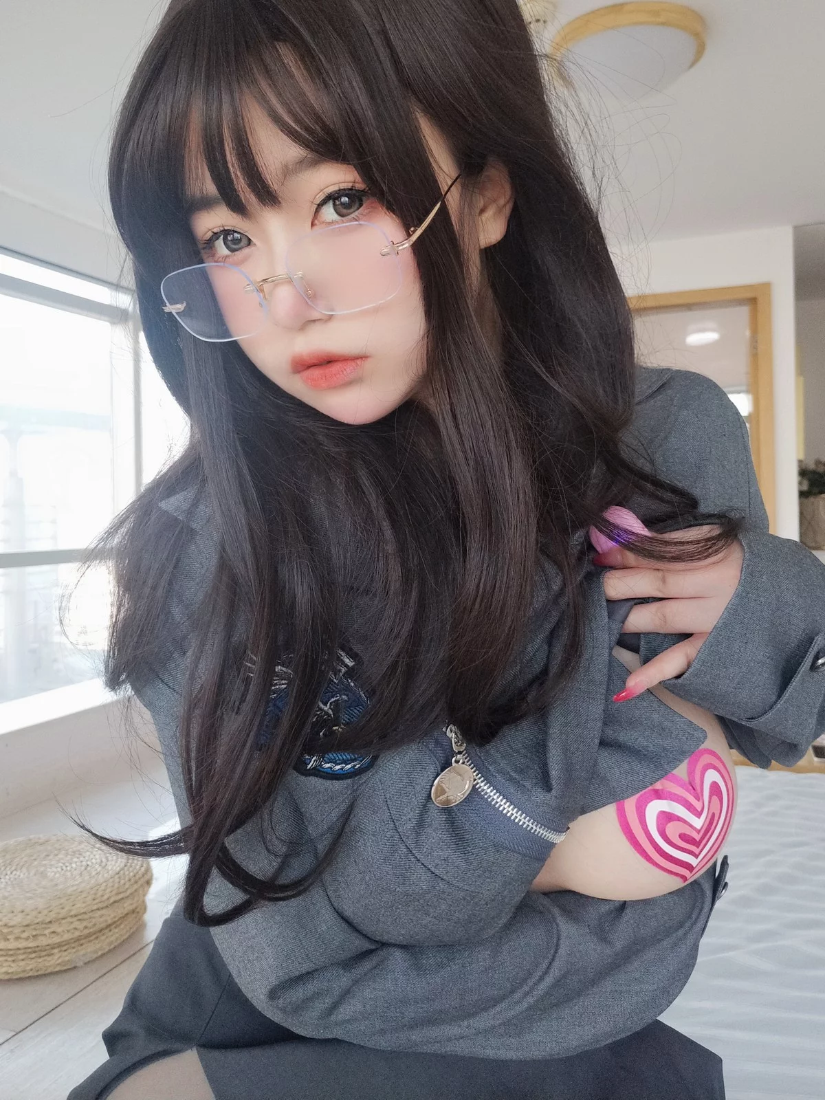Coser妹子女主K沉默的学姐主题性感学生制服配超薄黑丝秀惹火身材诱惑写真102P