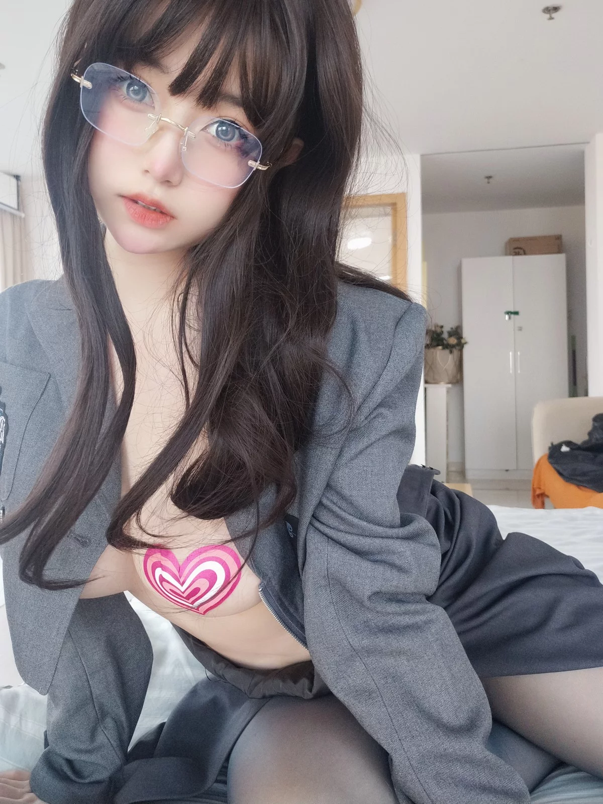 Coser妹子女主K沉默的学姐主题性感学生制服配超薄黑丝秀惹火身材诱惑写真102P