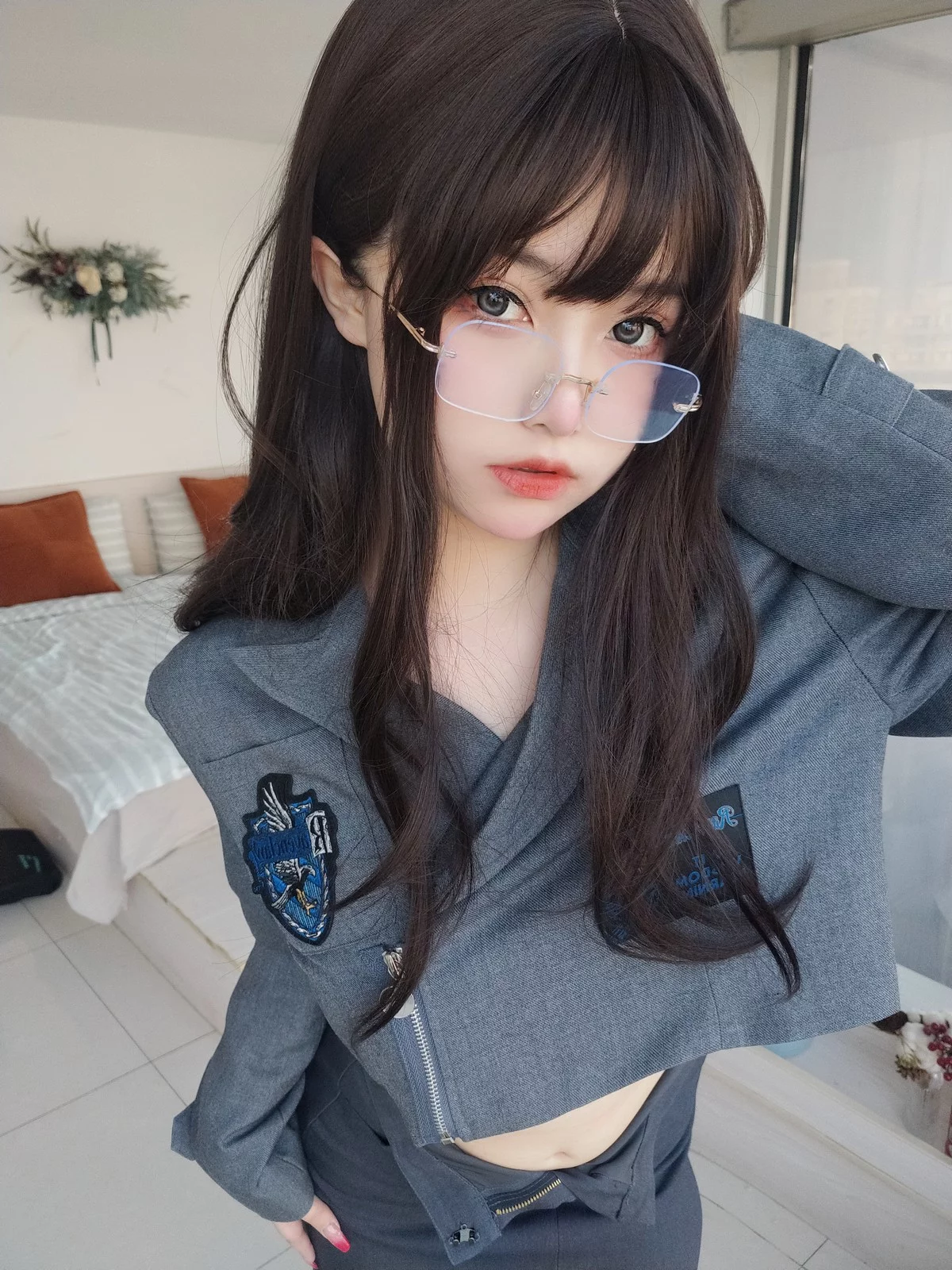 Coser妹子女主K沉默的学姐主题性感学生制服配超薄黑丝秀惹火身材诱惑写真102P