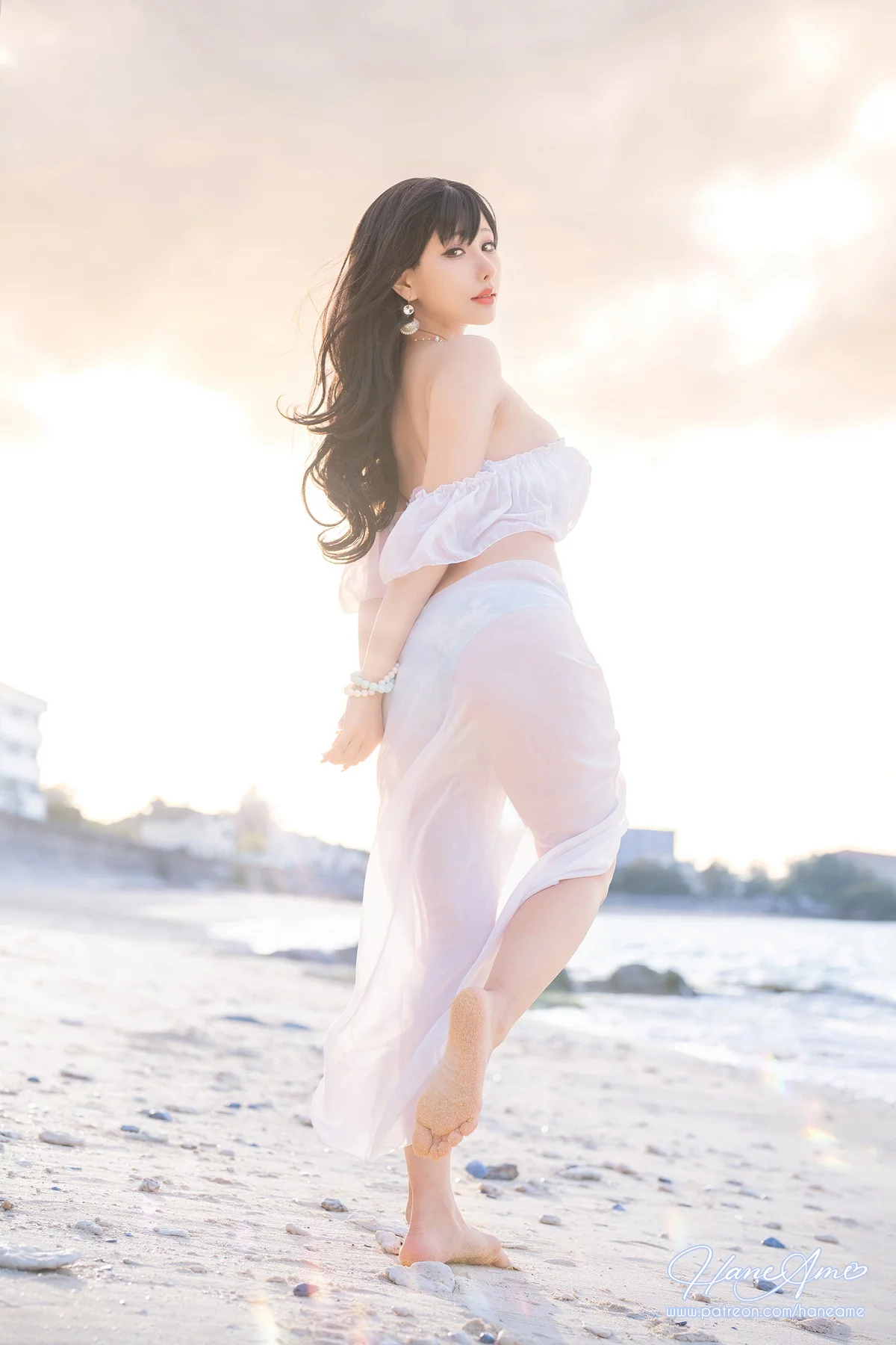 Coser美女雨波_HaneAme冲绳白沙之恋主题沙滩白色低胸服饰秀豪乳诱惑写真41P