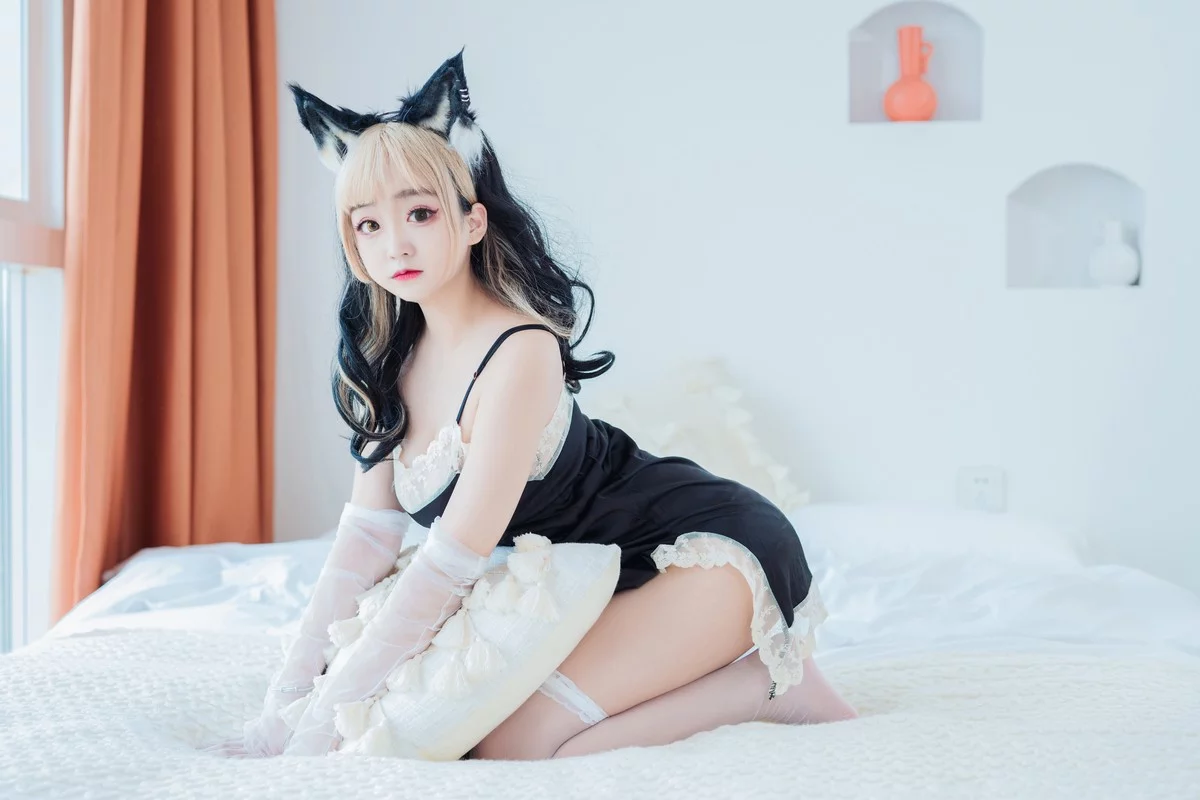 动漫博主恩田直幸森林猫猫主题私房性感黑色吊带睡裙配白丝袜秀美腿诱惑写真41P