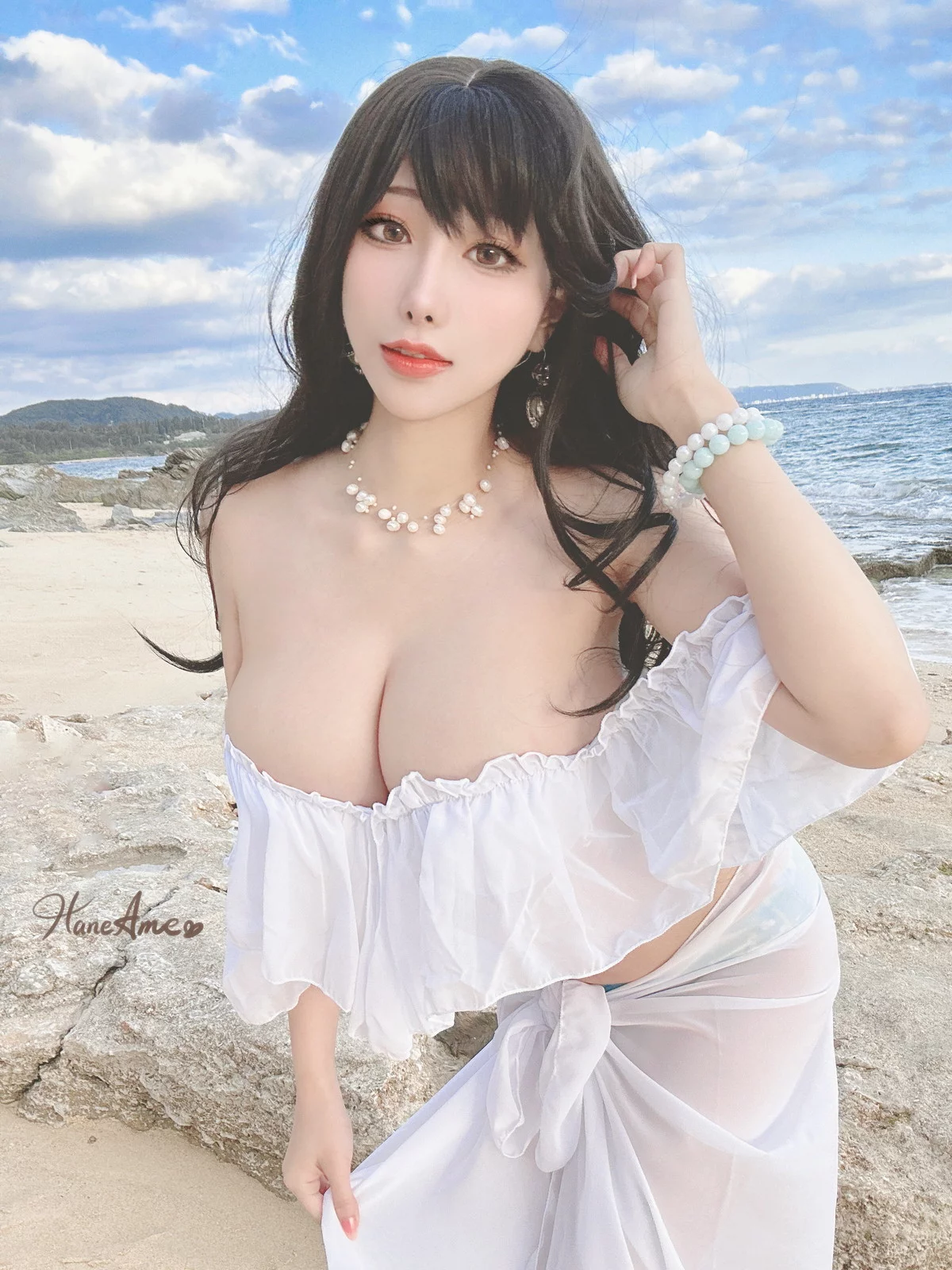Coser美女雨波_HaneAme冲绳白沙之恋主题沙滩白色低胸服饰秀豪乳诱惑写真41P