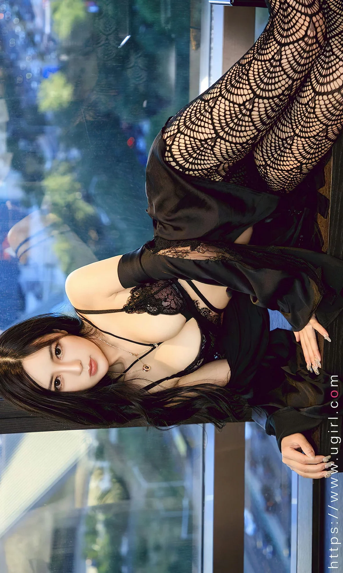 [Ugirls爱尤物]No.2620_模特吴美溪黑色外衣露性感黑色蕾丝内衣配缕空网袜诱惑写真35P
