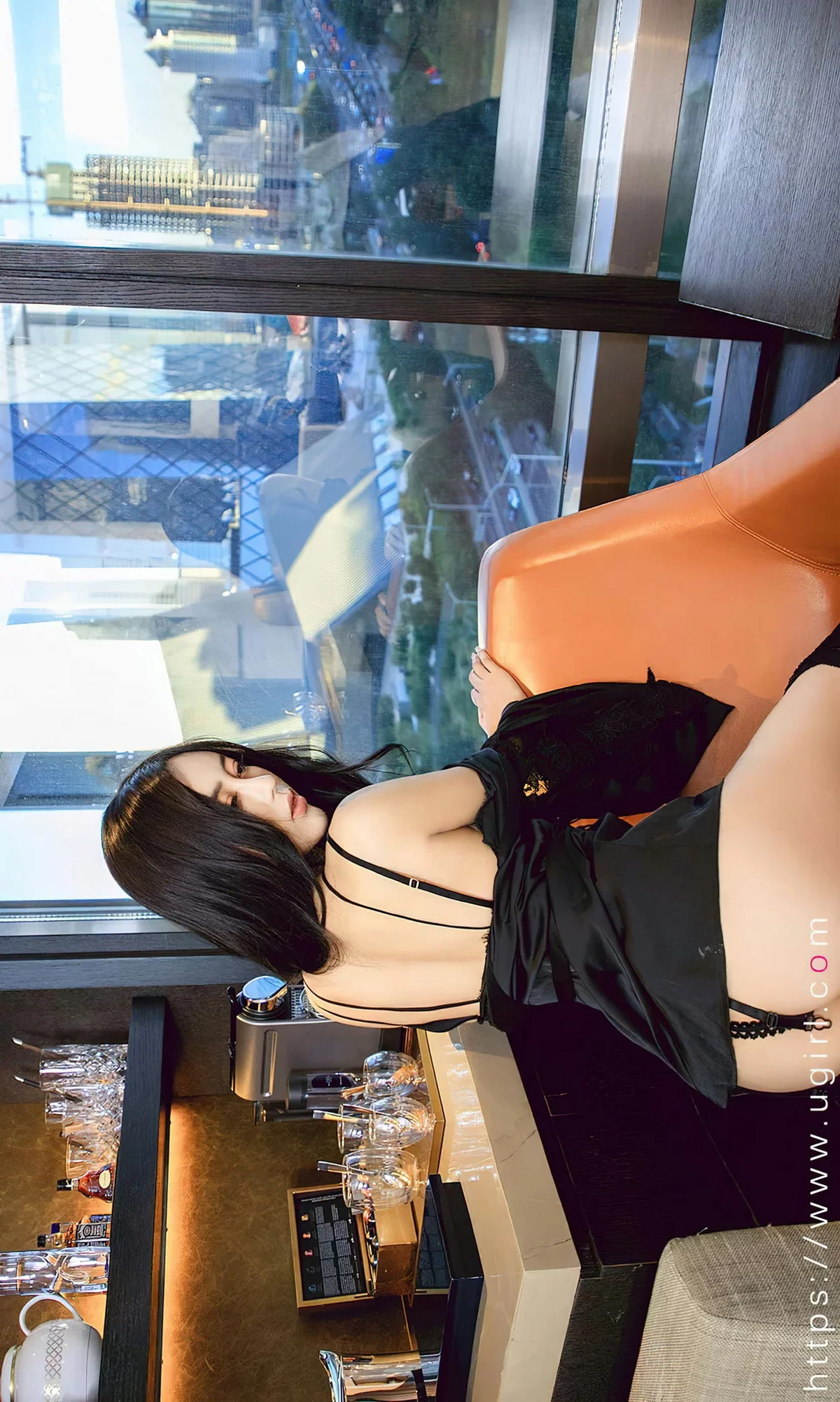 [Ugirls爱尤物]No.2620_模特吴美溪黑色外衣露性感黑色蕾丝内衣配缕空网袜诱惑写真35P