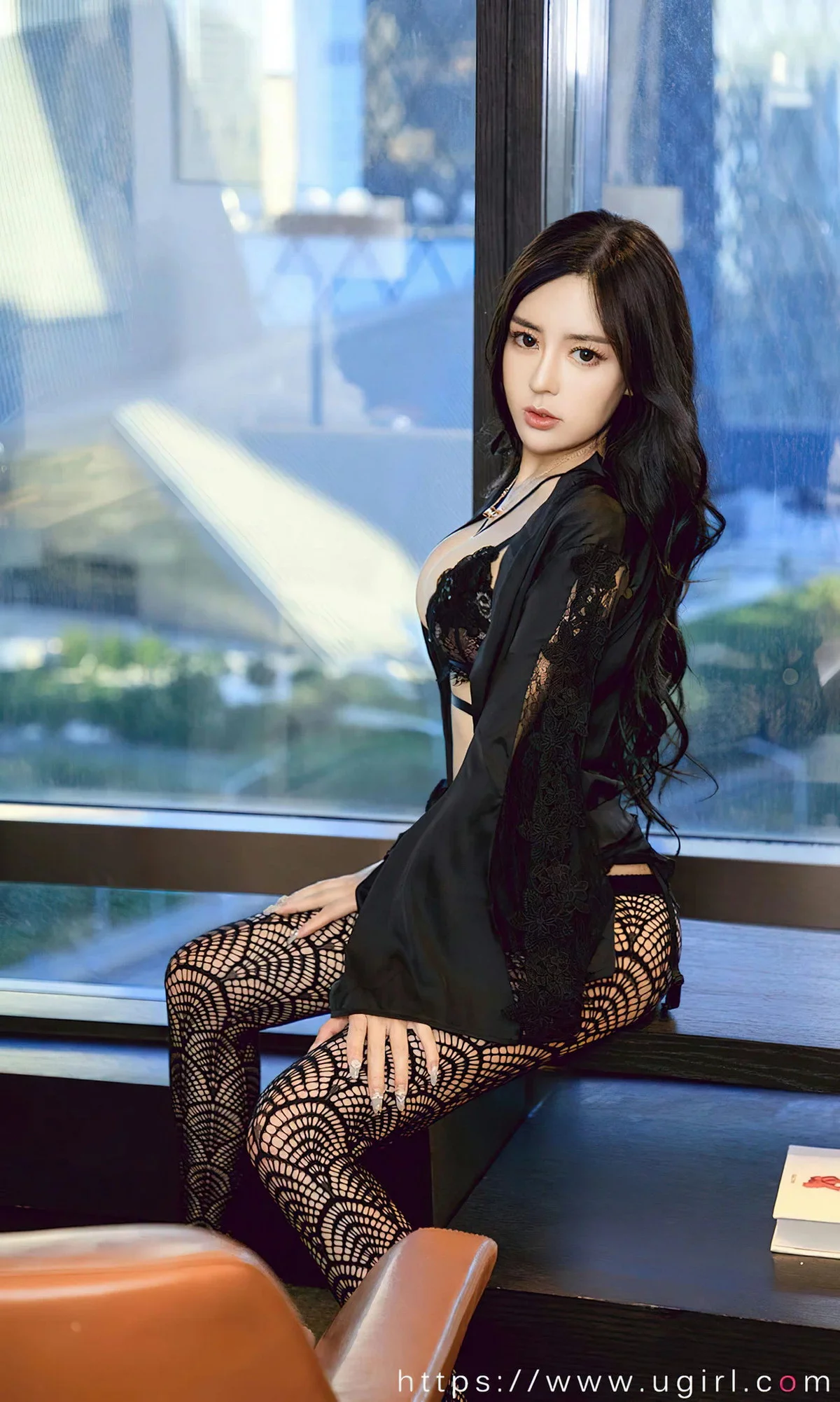 [Ugirls爱尤物]No.2620_模特吴美溪黑色外衣露性感黑色蕾丝内衣配缕空网袜诱惑写真35P
