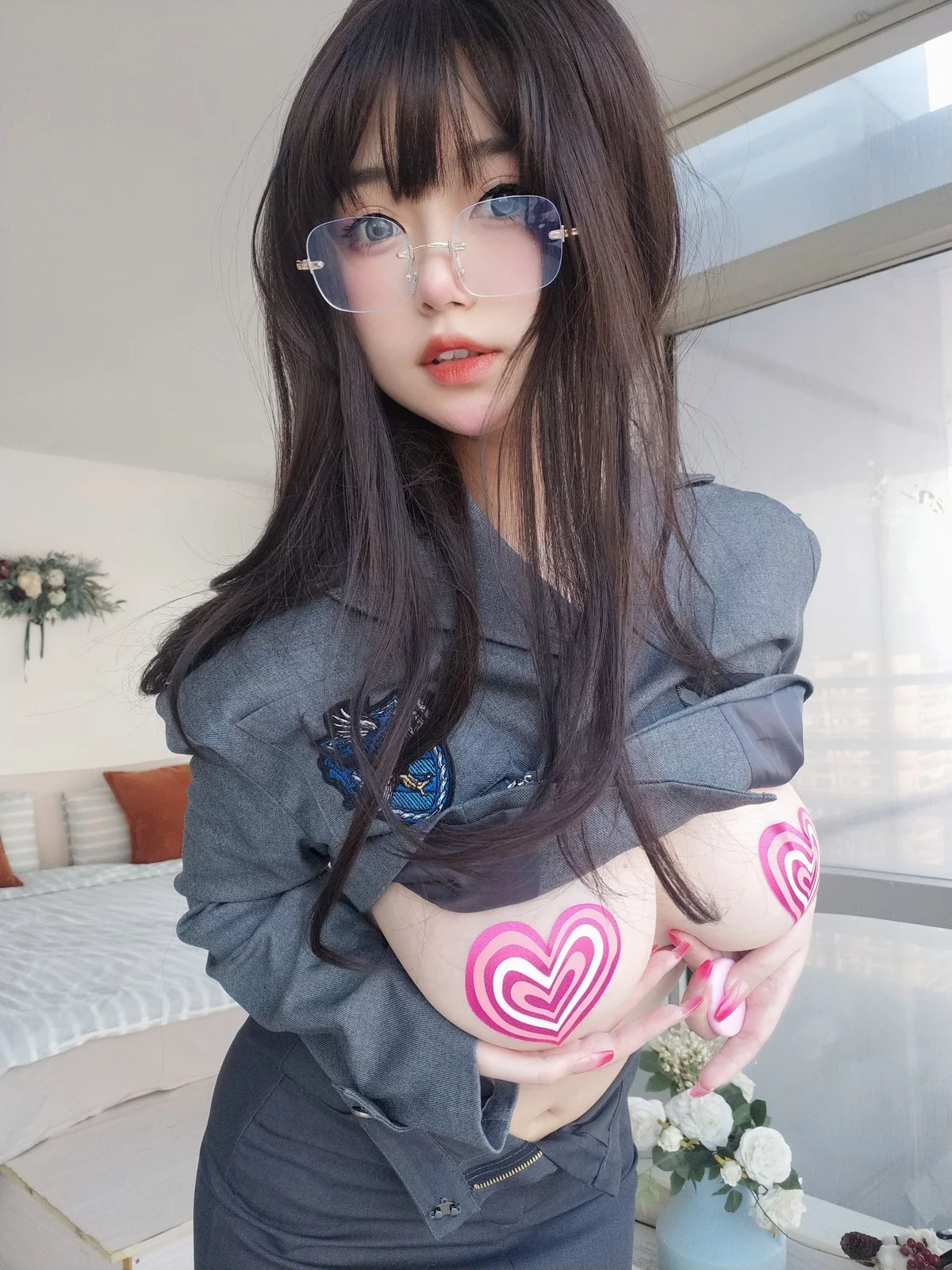 Coser妹子女主K沉默的学姐主题性感学生制服配超薄黑丝秀惹火身材诱惑写真102P