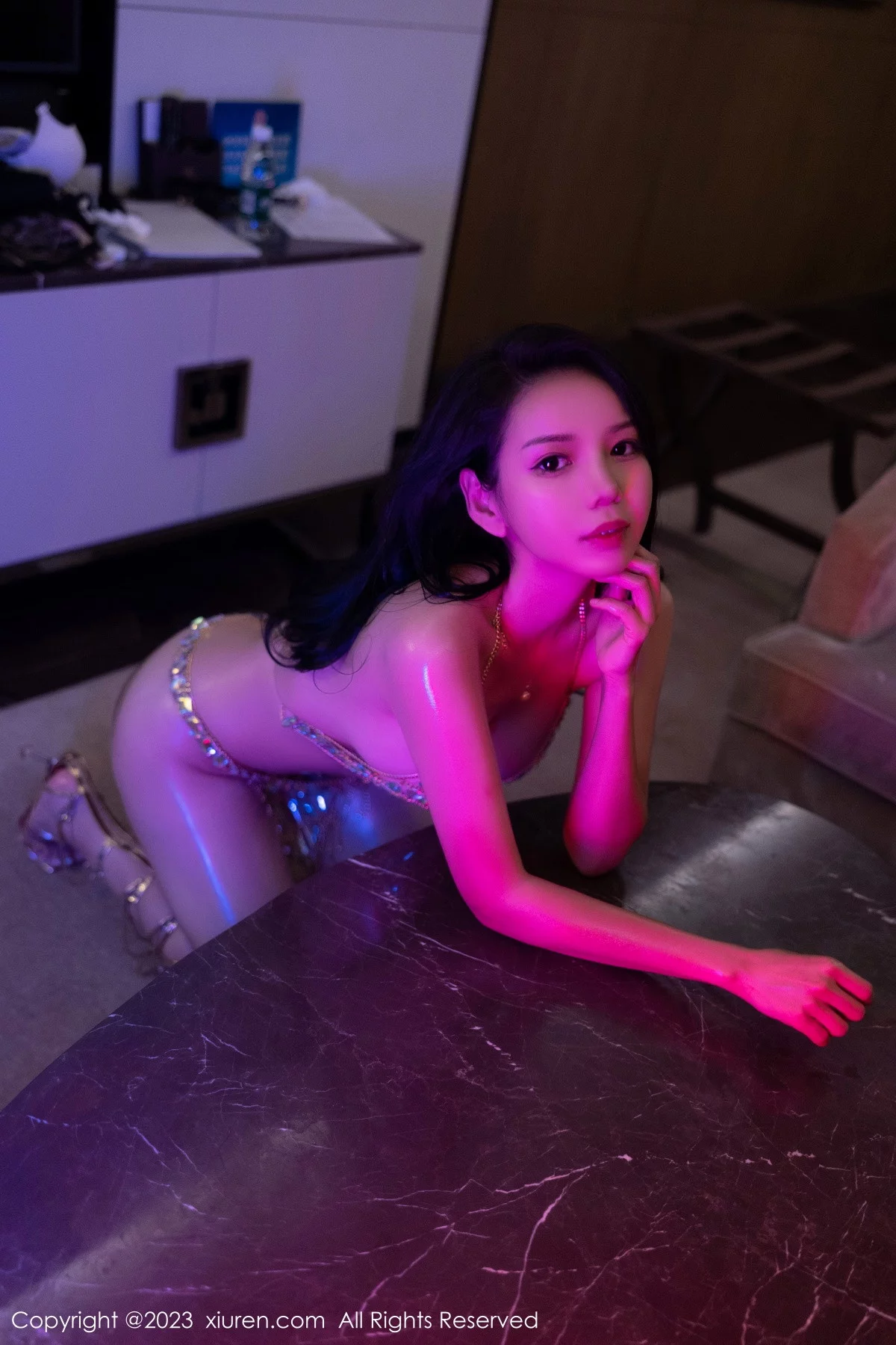 XiuRen第7058期_模特大美妞儿性感链子比基尼服饰秀丰满身材油亮肌肤诱惑写真77P