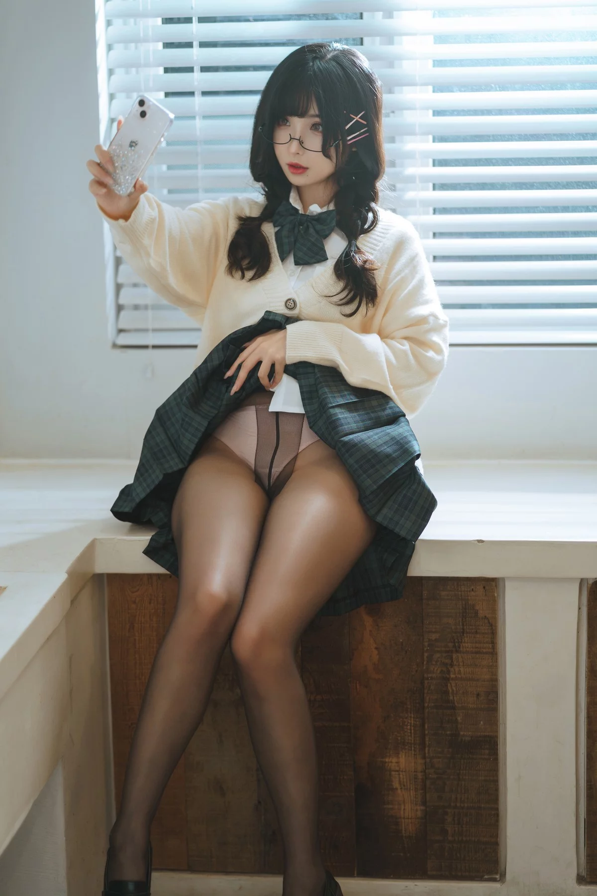 网络美女rioko凉凉子我的青梅主题私房半脱露超薄黑丝配粉色蕾丝内衣诱惑写真94P