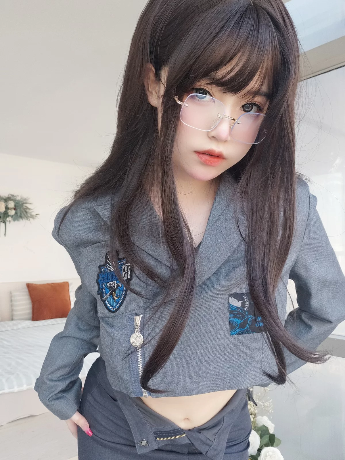 Coser妹子女主K沉默的学姐主题性感学生制服配超薄黑丝秀惹火身材诱惑写真102P