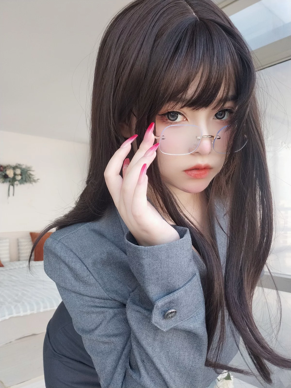 Coser妹子女主K沉默的学姐主题性感学生制服配超薄黑丝秀惹火身材诱惑写真102P