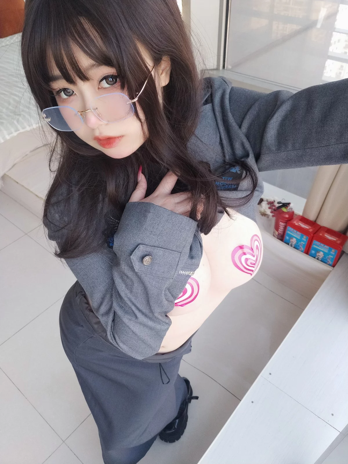 Coser妹子女主K沉默的学姐主题性感学生制服配超薄黑丝秀惹火身材诱惑写真102P
