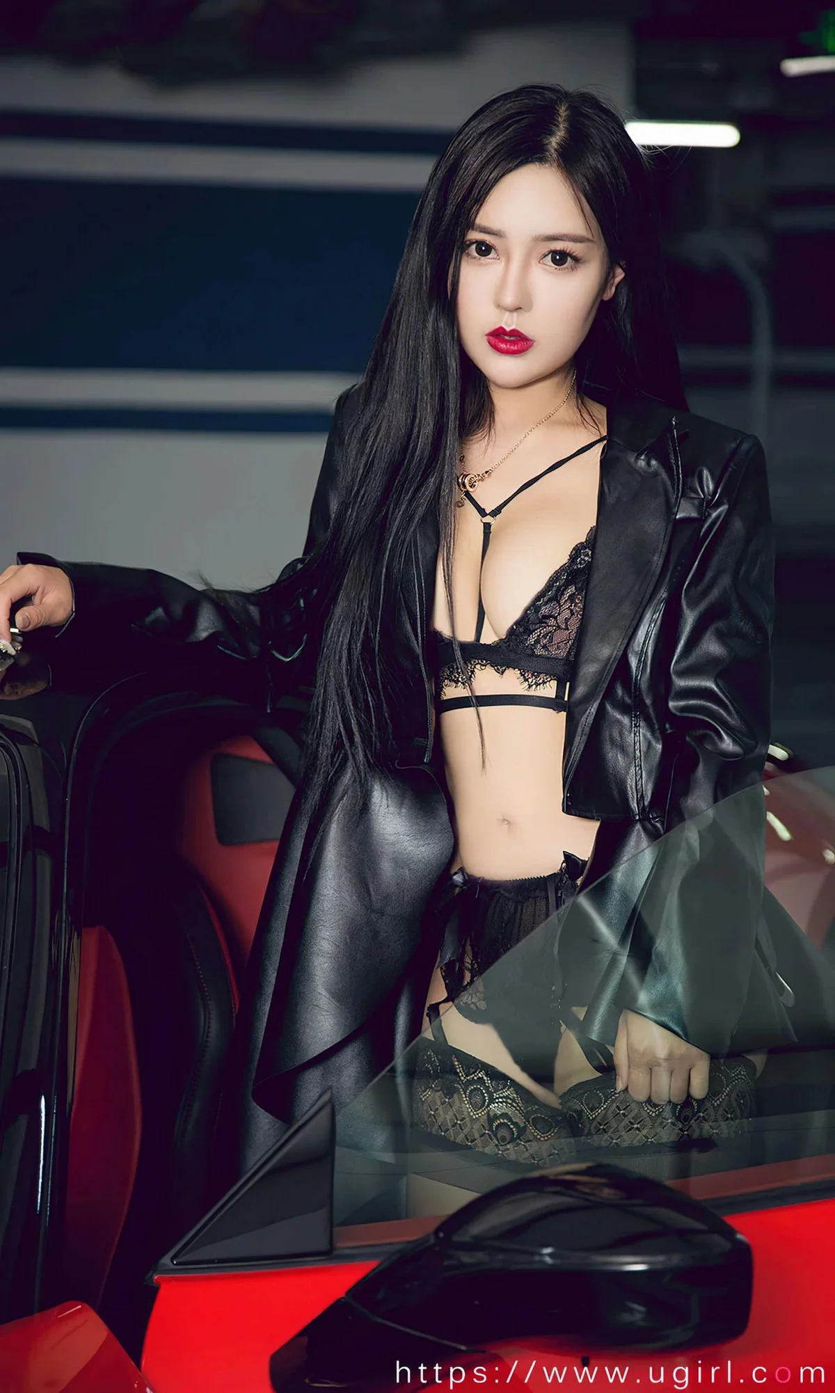 [Ugirls爱尤物]No.2620_模特吴美溪黑色外衣露性感黑色蕾丝内衣配缕空网袜诱惑写真35P