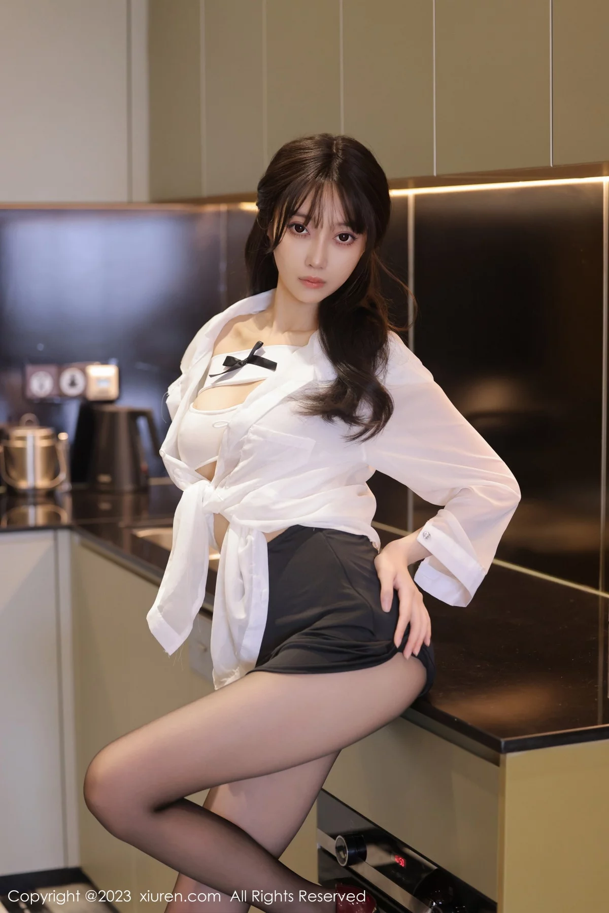 XiuRen第7060期_模特玥儿玥er性感白T配黑色短裙露超薄黑丝秀曼妙身姿诱惑写真65P