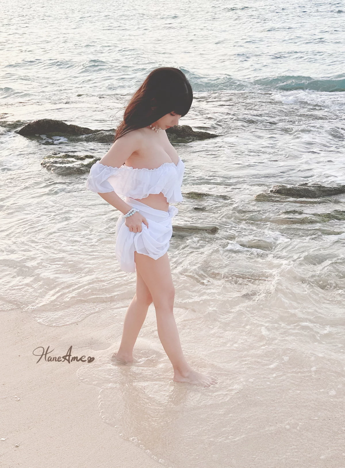 Coser美女雨波_HaneAme冲绳白沙之恋主题沙滩白色低胸服饰秀豪乳诱惑写真41P