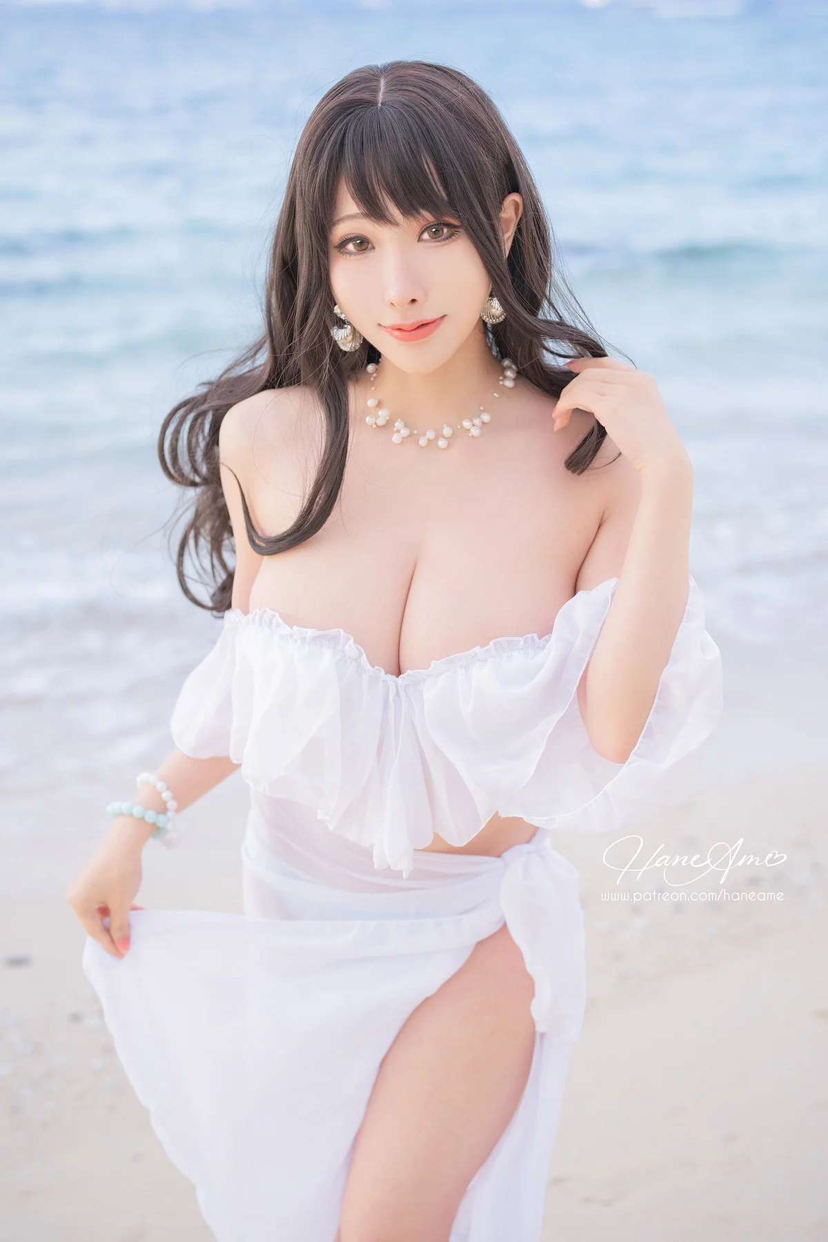 Coser美女雨波_HaneAme冲绳白沙之恋主题沙滩白色低胸服饰秀豪乳诱惑写真41P