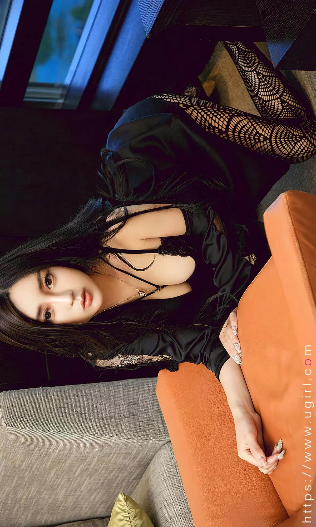 [Ugirls爱尤物]No.2620_模特吴美溪黑色外衣露性感黑色蕾丝内衣配缕空网袜诱惑写真35P