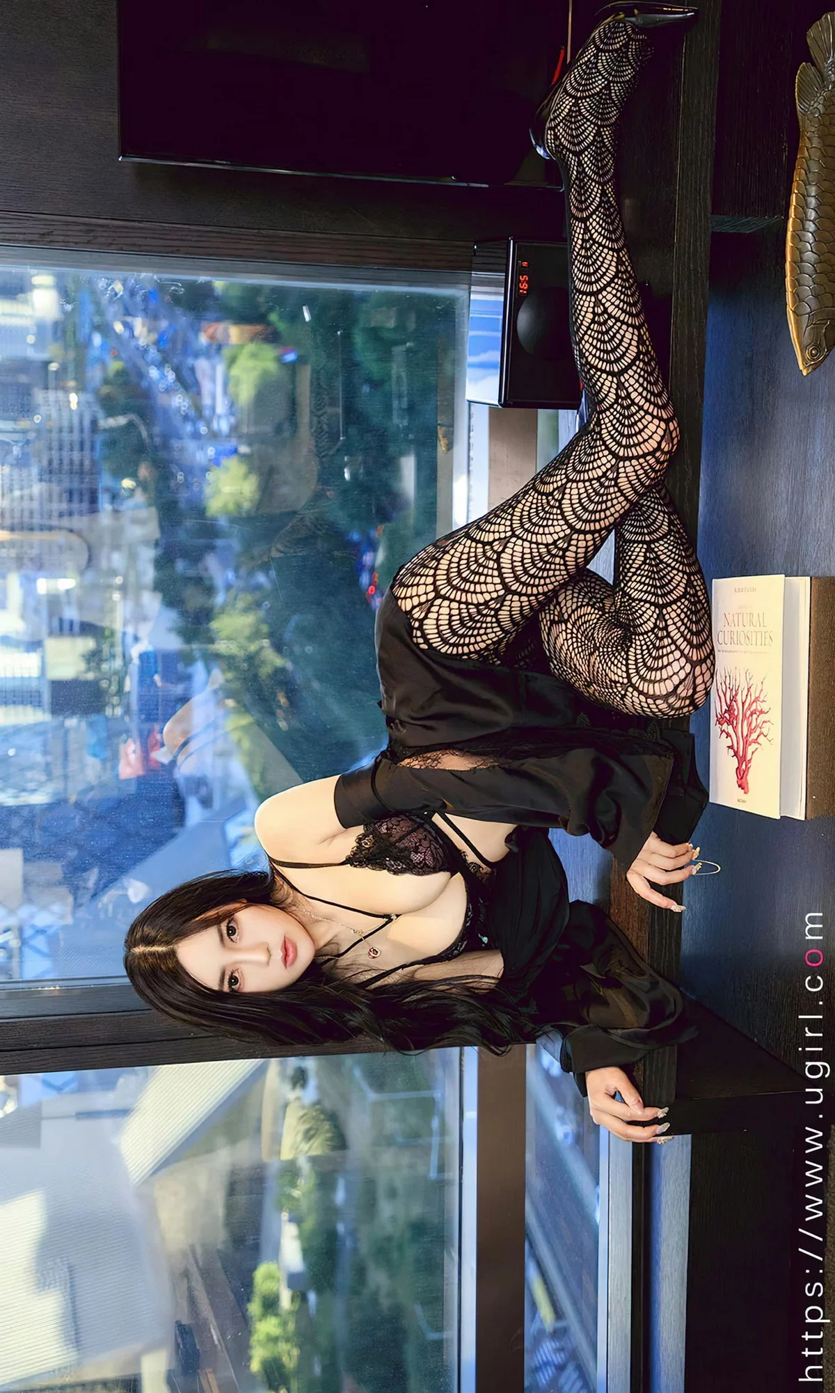 [Ugirls爱尤物]No.2620_模特吴美溪黑色外衣露性感黑色蕾丝内衣配缕空网袜诱惑写真35P