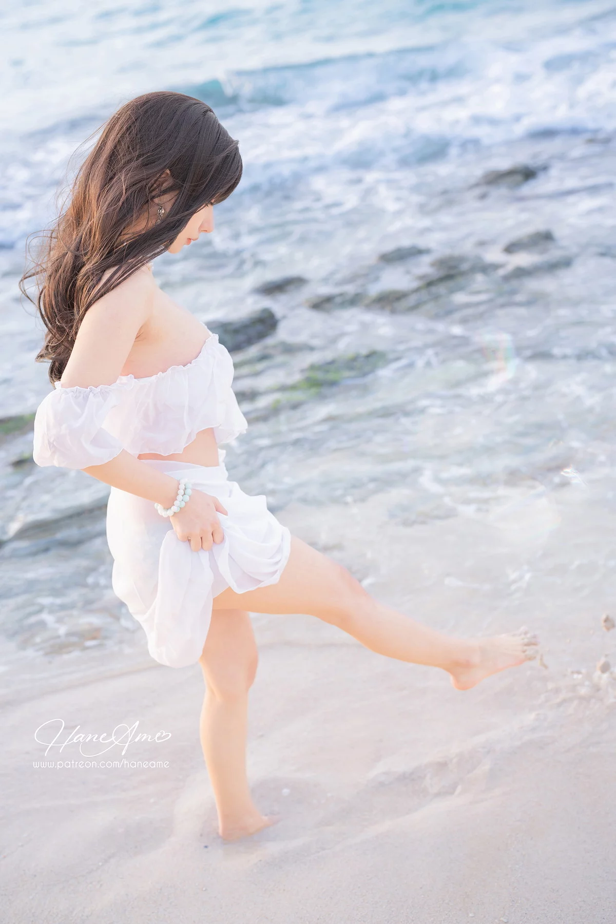 Coser美女雨波_HaneAme冲绳白沙之恋主题沙滩白色低胸服饰秀豪乳诱惑写真41P