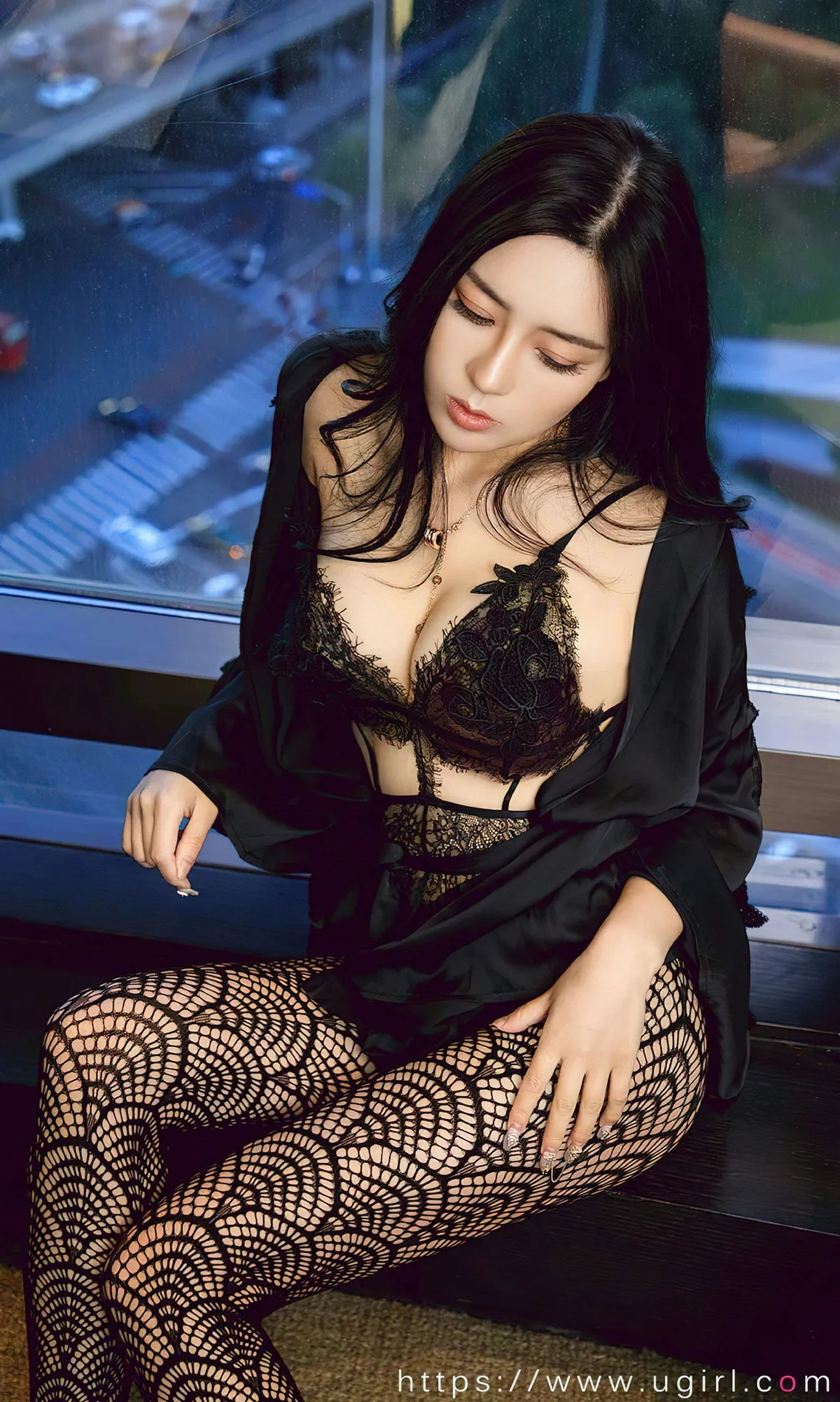 [Ugirls爱尤物]No.2620_模特吴美溪黑色外衣露性感黑色蕾丝内衣配缕空网袜诱惑写真35P