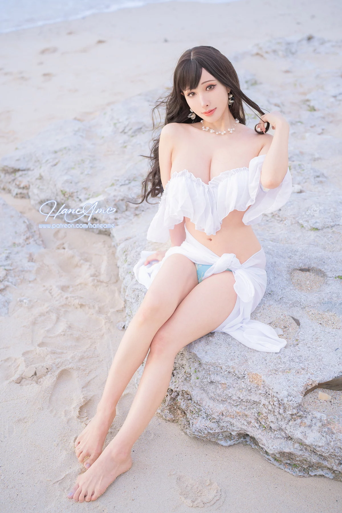 Coser美女雨波_HaneAme冲绳白沙之恋主题沙滩白色低胸服饰秀豪乳诱惑写真41P