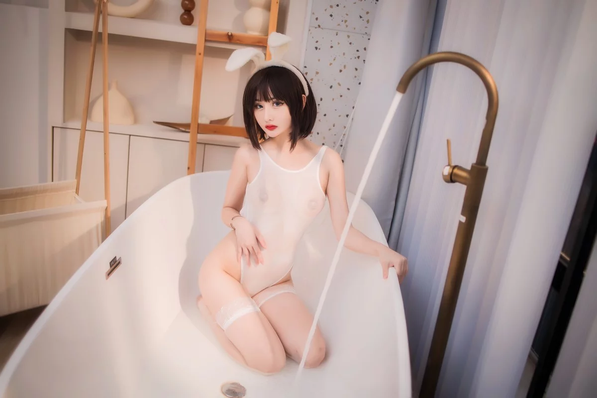 网络美女您的蛋蛋透视死库水主题私房浴缸性感白色薄透连体衣湿身诱惑写真50P