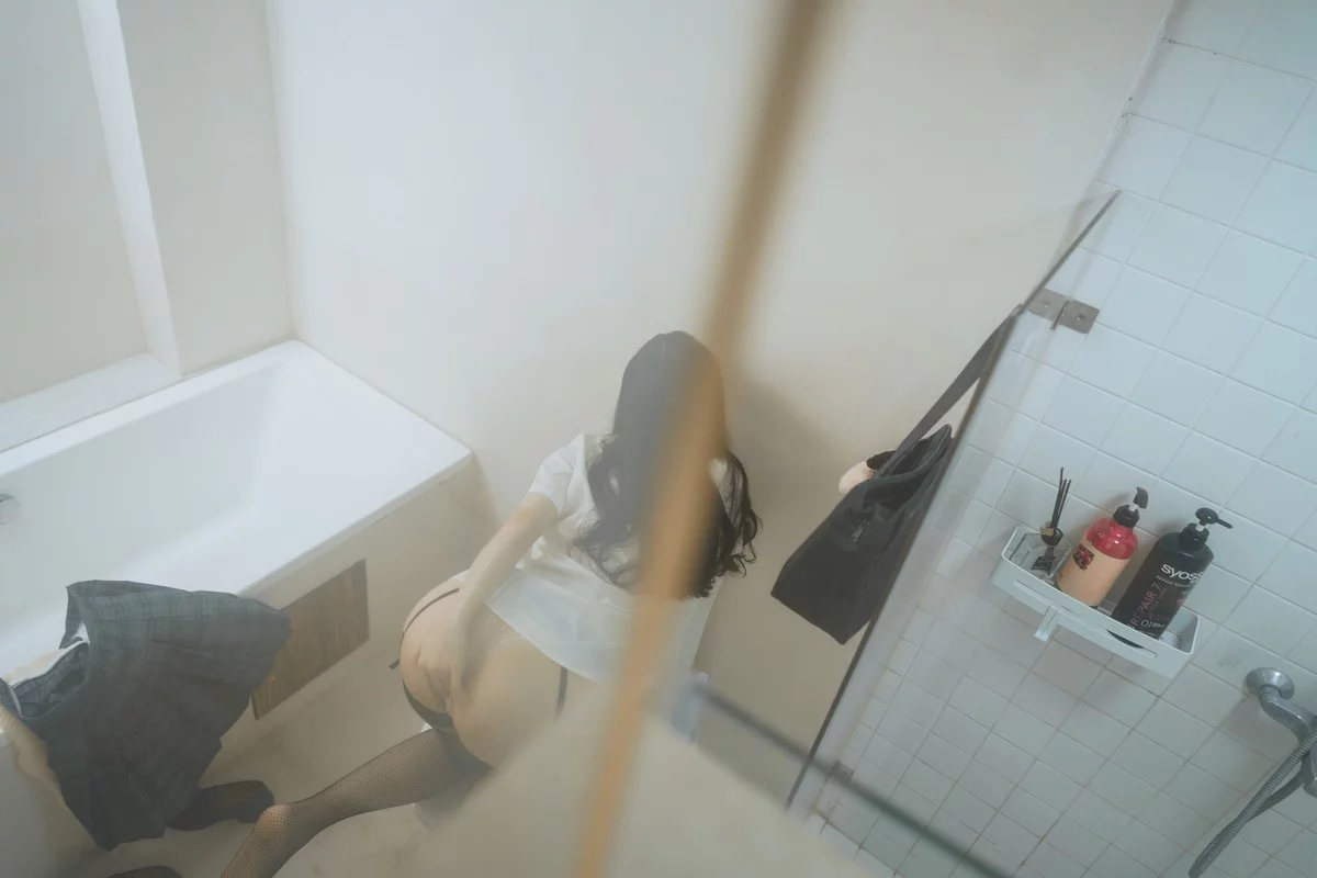 网络美女rioko凉凉子我的青梅主题私房半脱露超薄黑丝配粉色蕾丝内衣诱惑写真94P