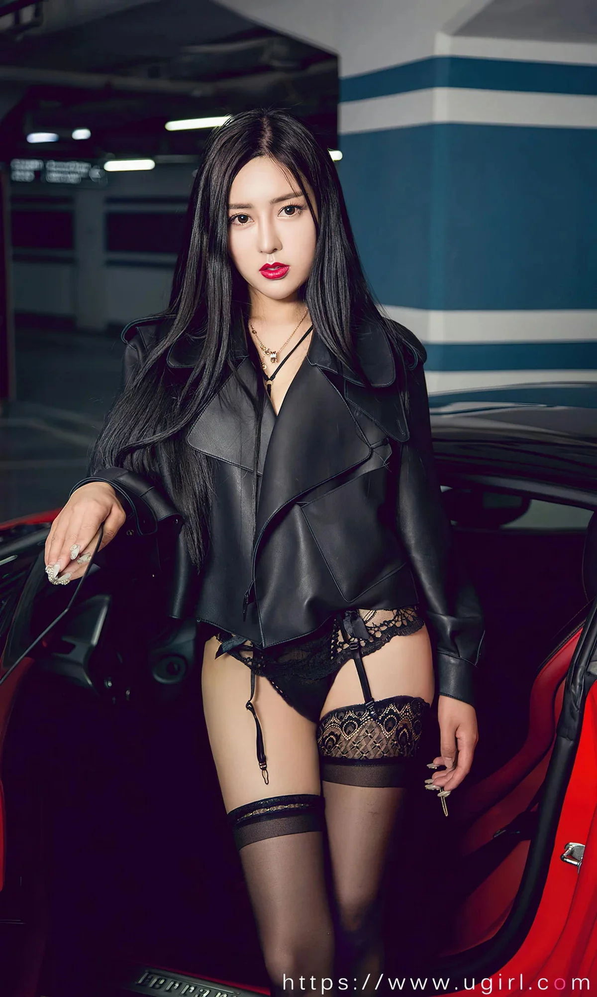 [Ugirls爱尤物]No.2620_模特吴美溪黑色外衣露性感黑色蕾丝内衣配缕空网袜诱惑写真35P
