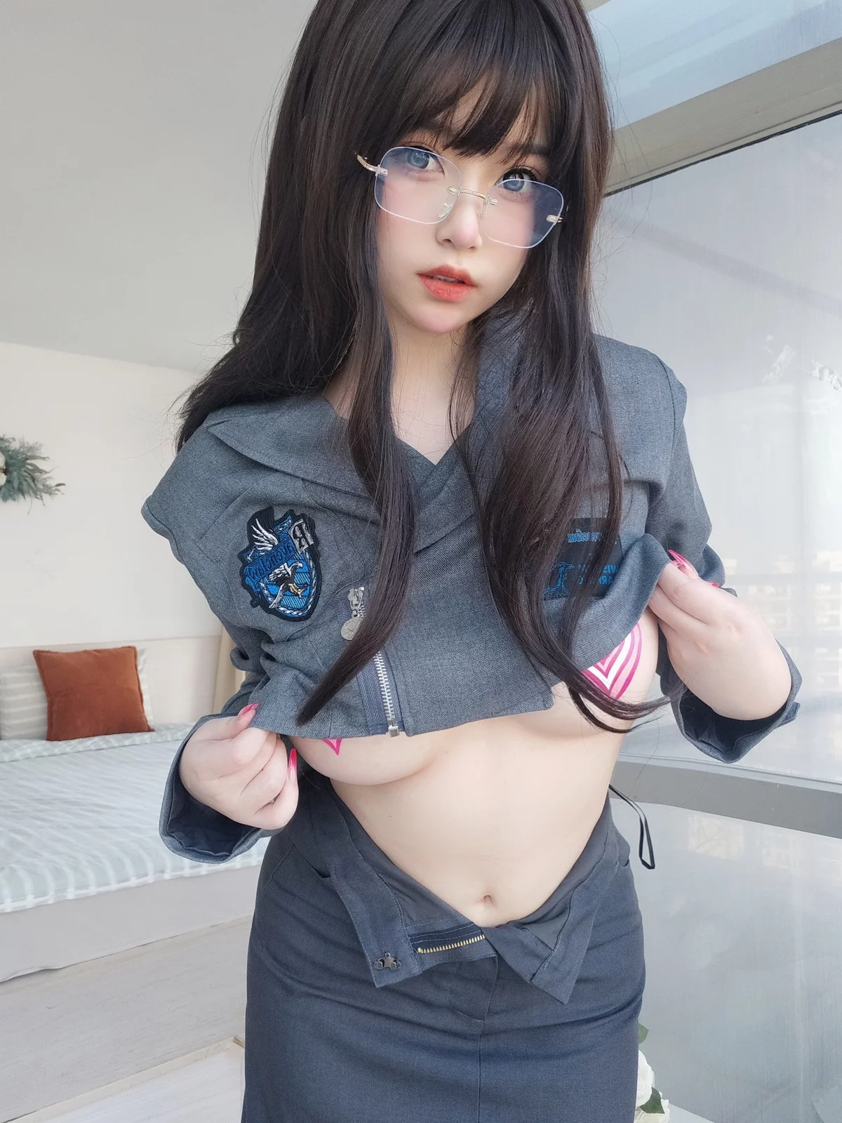 Coser妹子女主K沉默的学姐主题性感学生制服配超薄黑丝秀惹火身材诱惑写真102P