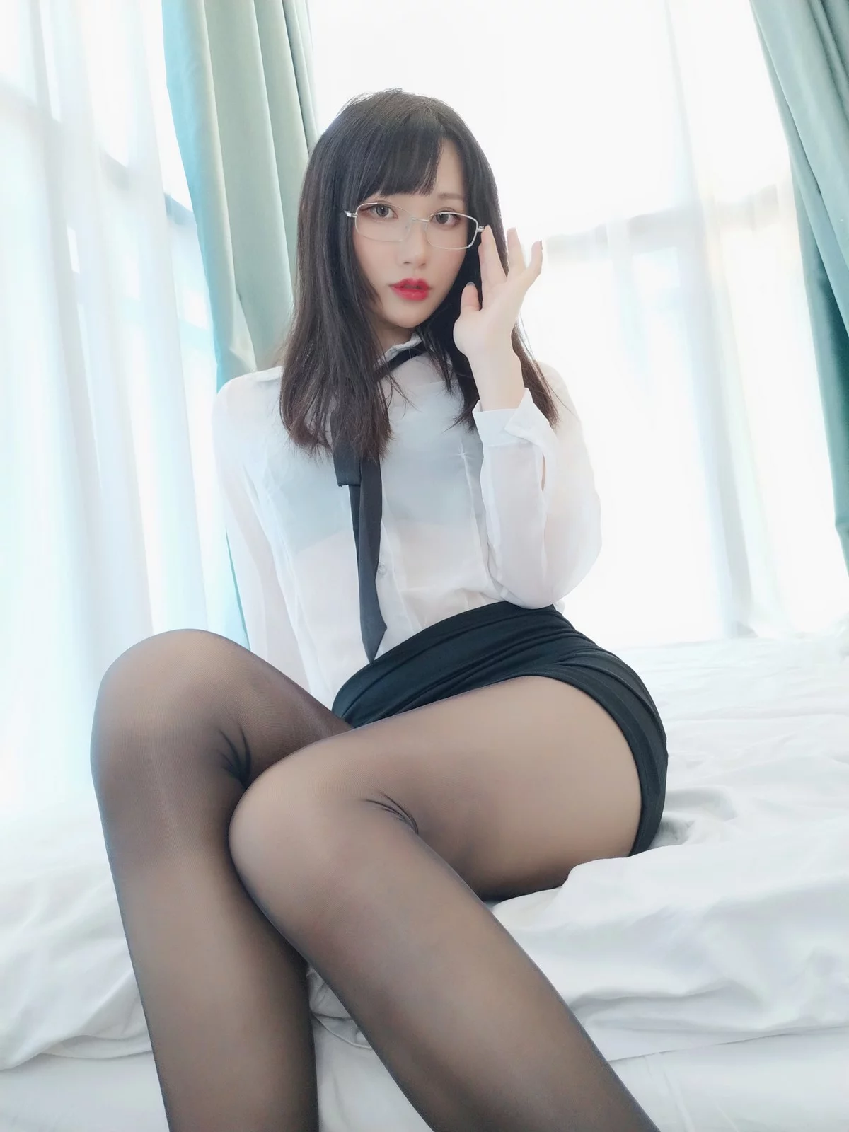网络美女木之本果秘书下班后主题性感薄透白T配黑短裙秀惹火身材撩人诱惑写真108P