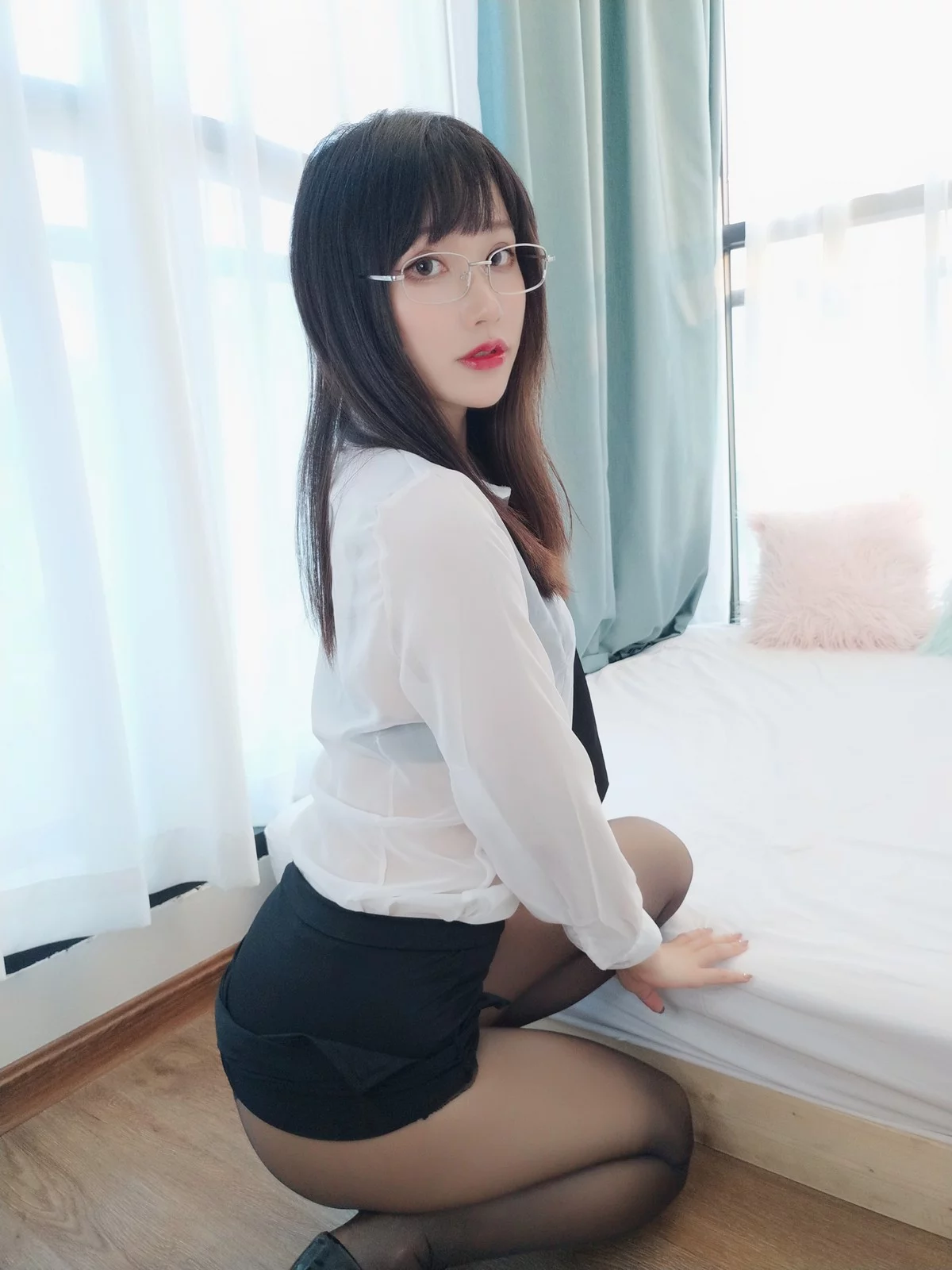 网络美女木之本果秘书下班后主题性感薄透白T配黑短裙秀惹火身材撩人诱惑写真108P