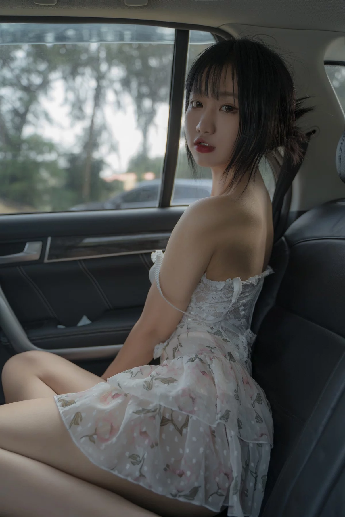动漫博主柒柒要乖哦海岚主题豪车内性感花色薄透吊带短裙秀完美身材诱惑写真86P