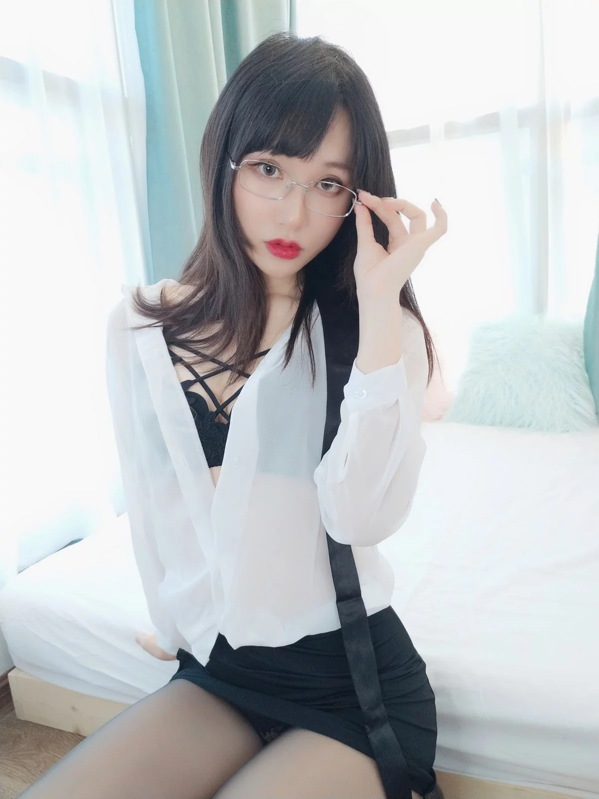 网络美女木之本果秘书下班后主题性感薄透白T配黑短裙秀惹火身材撩人诱惑写真108P