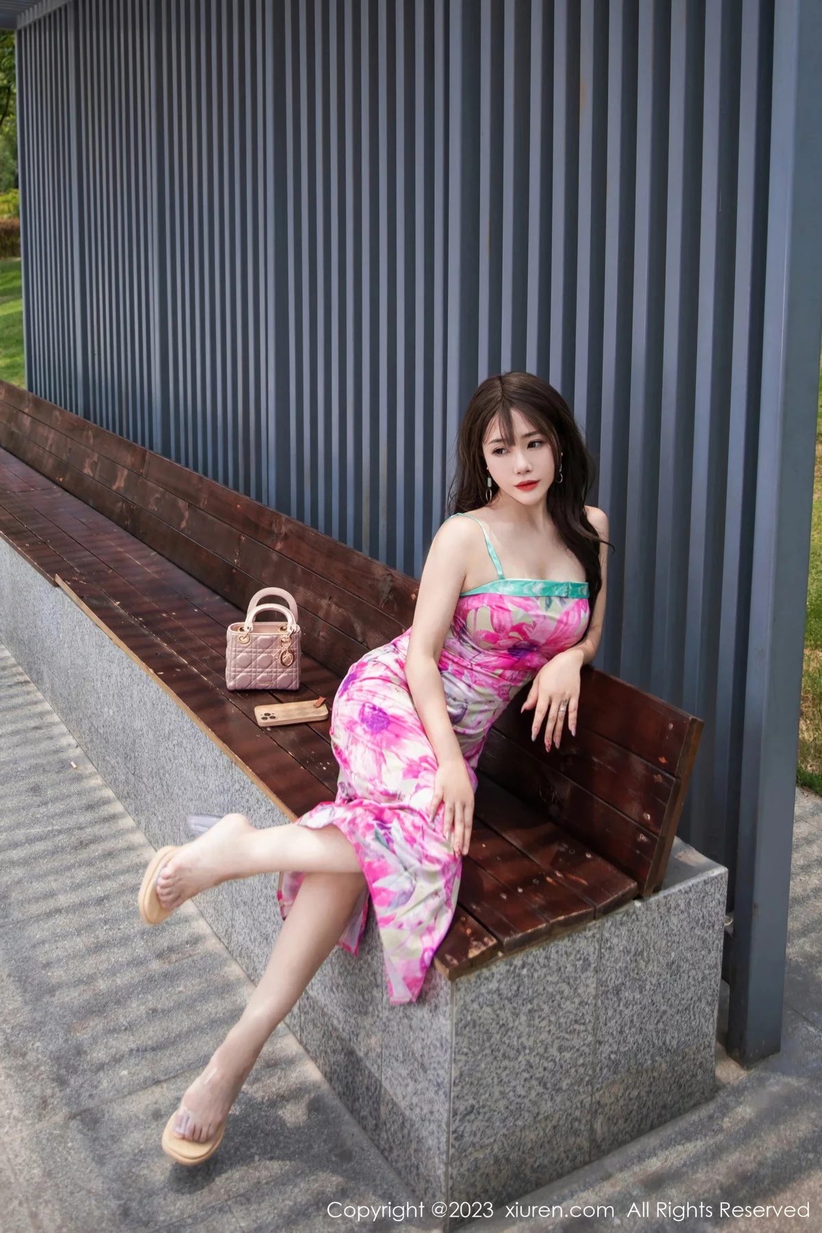XiuRen第7065期_模特严利娅Yuliya性感网红情人裙露浅灰蕾丝内衣撩人诱惑写真75P