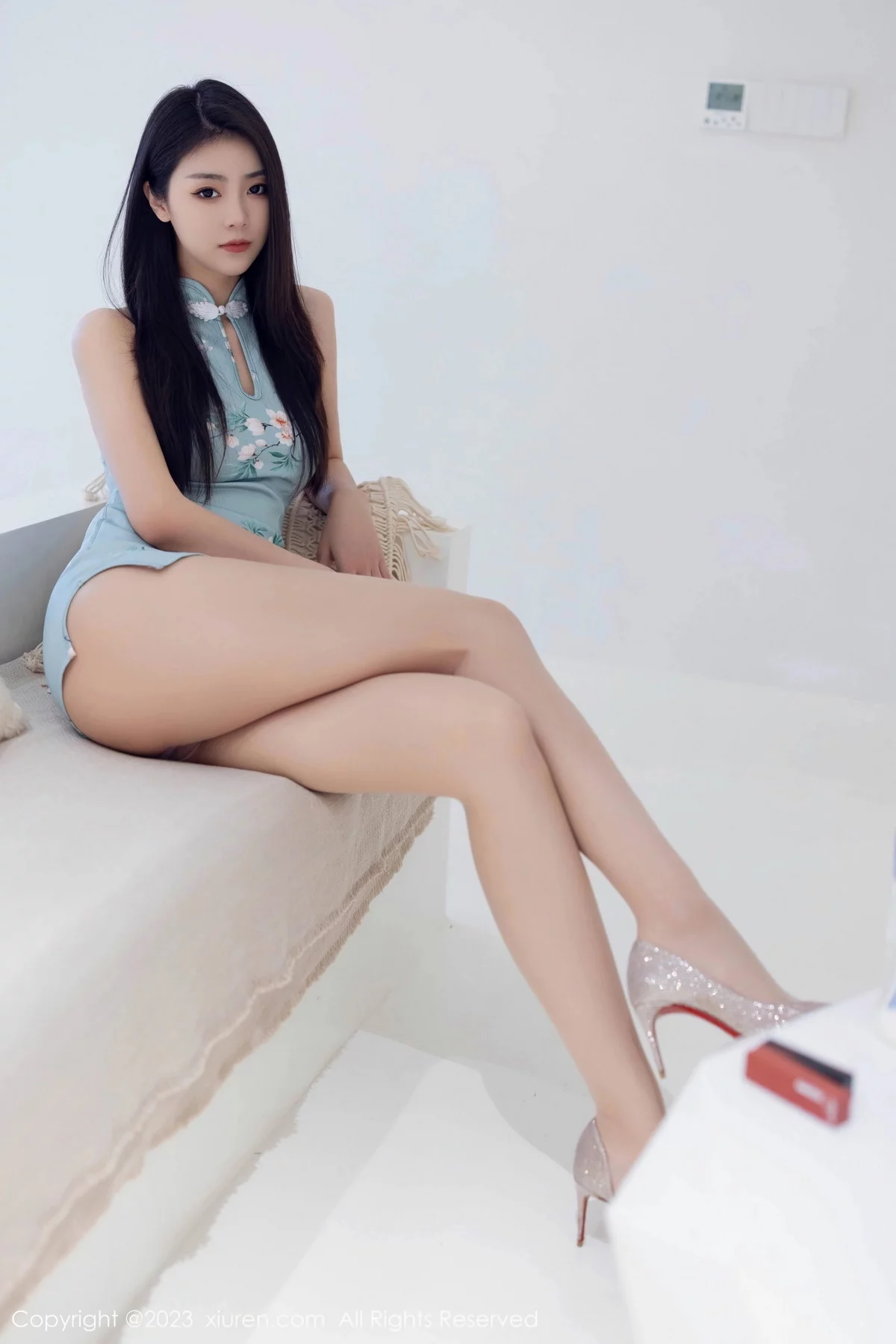 XiuRen第7067期_模特可乐Vicky性感淡蓝色短款旗袍配超薄肉丝秀翘臀诱惑写真103P
