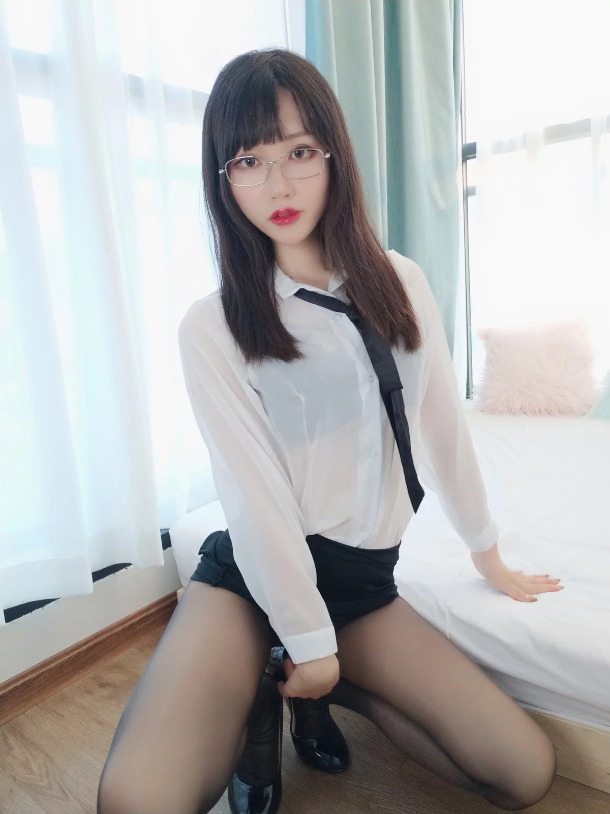 网络美女木之本果秘书下班后主题性感薄透白T配黑短裙秀惹火身材撩人诱惑写真108P