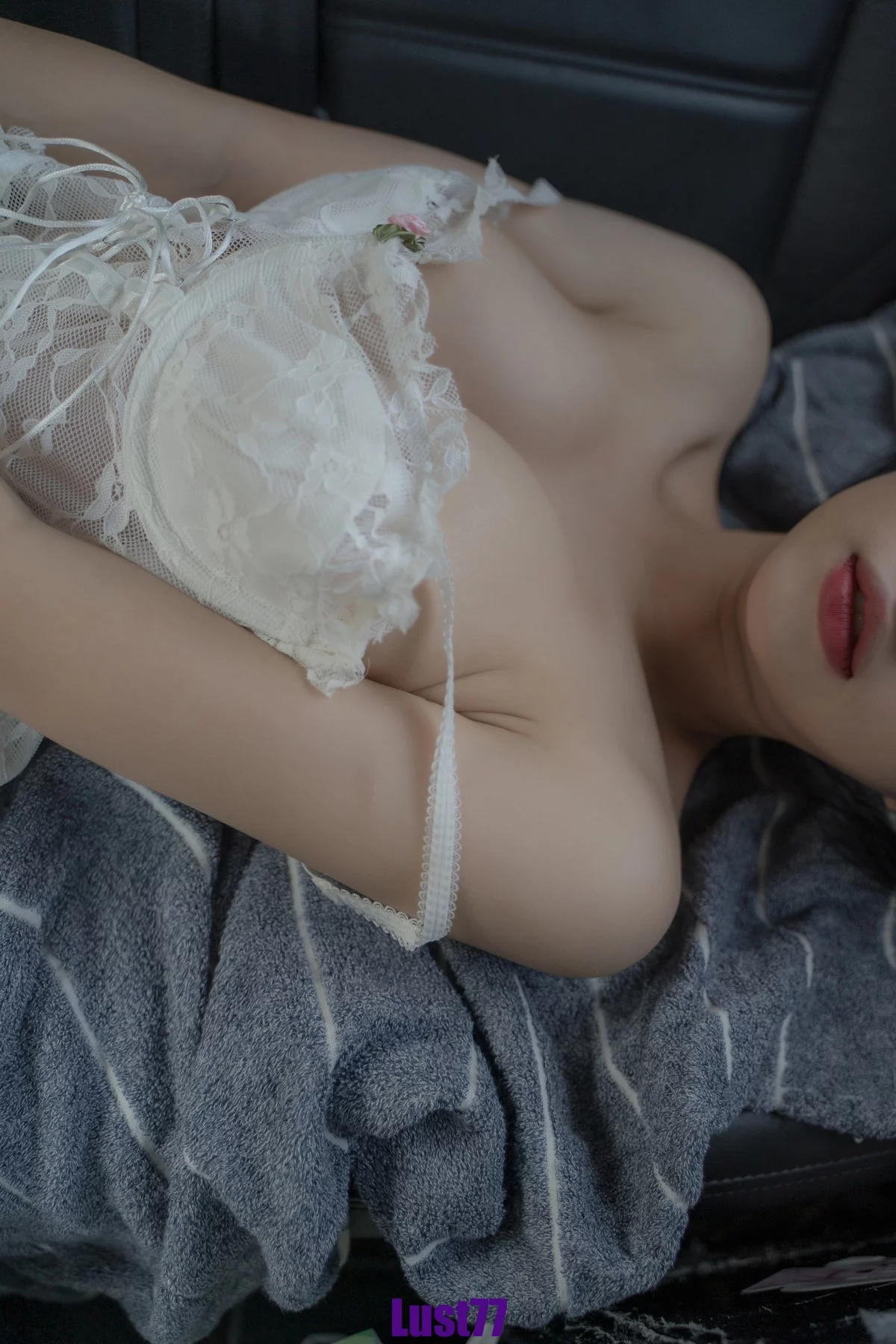 动漫博主柒柒要乖哦海岚主题豪车内性感花色薄透吊带短裙秀完美身材诱惑写真86P