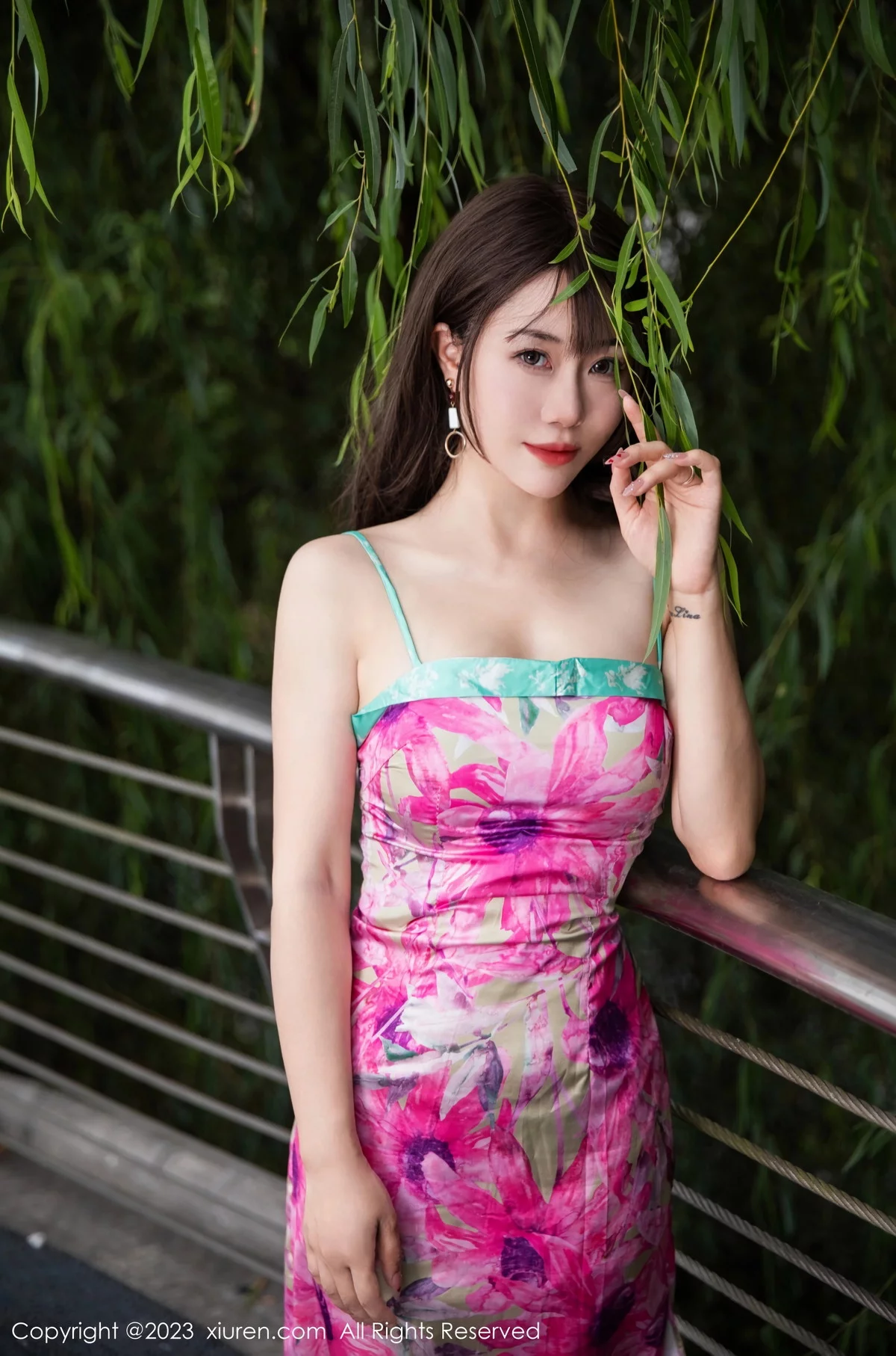 XiuRen第7065期_模特严利娅Yuliya性感网红情人裙露浅灰蕾丝内衣撩人诱惑写真75P
