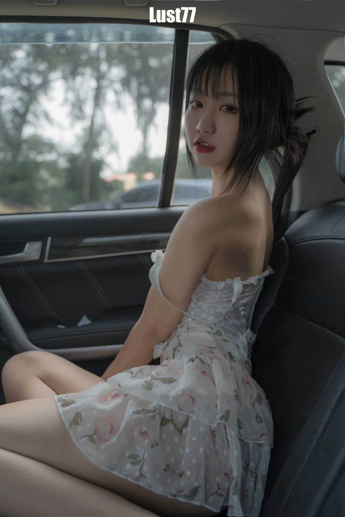 动漫博主柒柒要乖哦海岚主题豪车内性感花色薄透吊带短裙秀完美身材诱惑写真86P