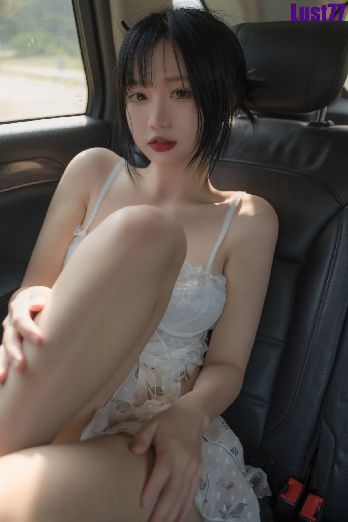 动漫博主柒柒要乖哦海岚主题豪车内性感花色薄透吊带短裙秀完美身材诱惑写真86P