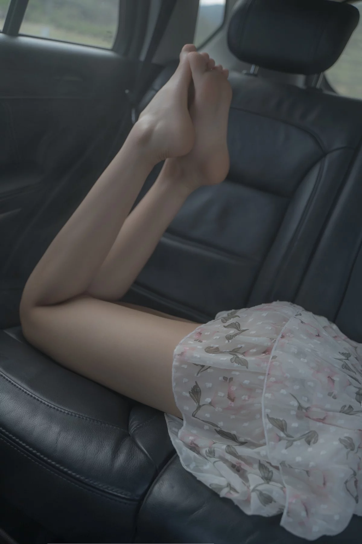 动漫博主柒柒要乖哦海岚主题豪车内性感花色薄透吊带短裙秀完美身材诱惑写真86P