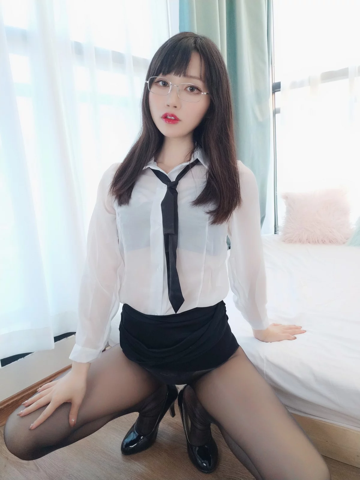 网络美女木之本果秘书下班后主题性感薄透白T配黑短裙秀惹火身材撩人诱惑写真108P